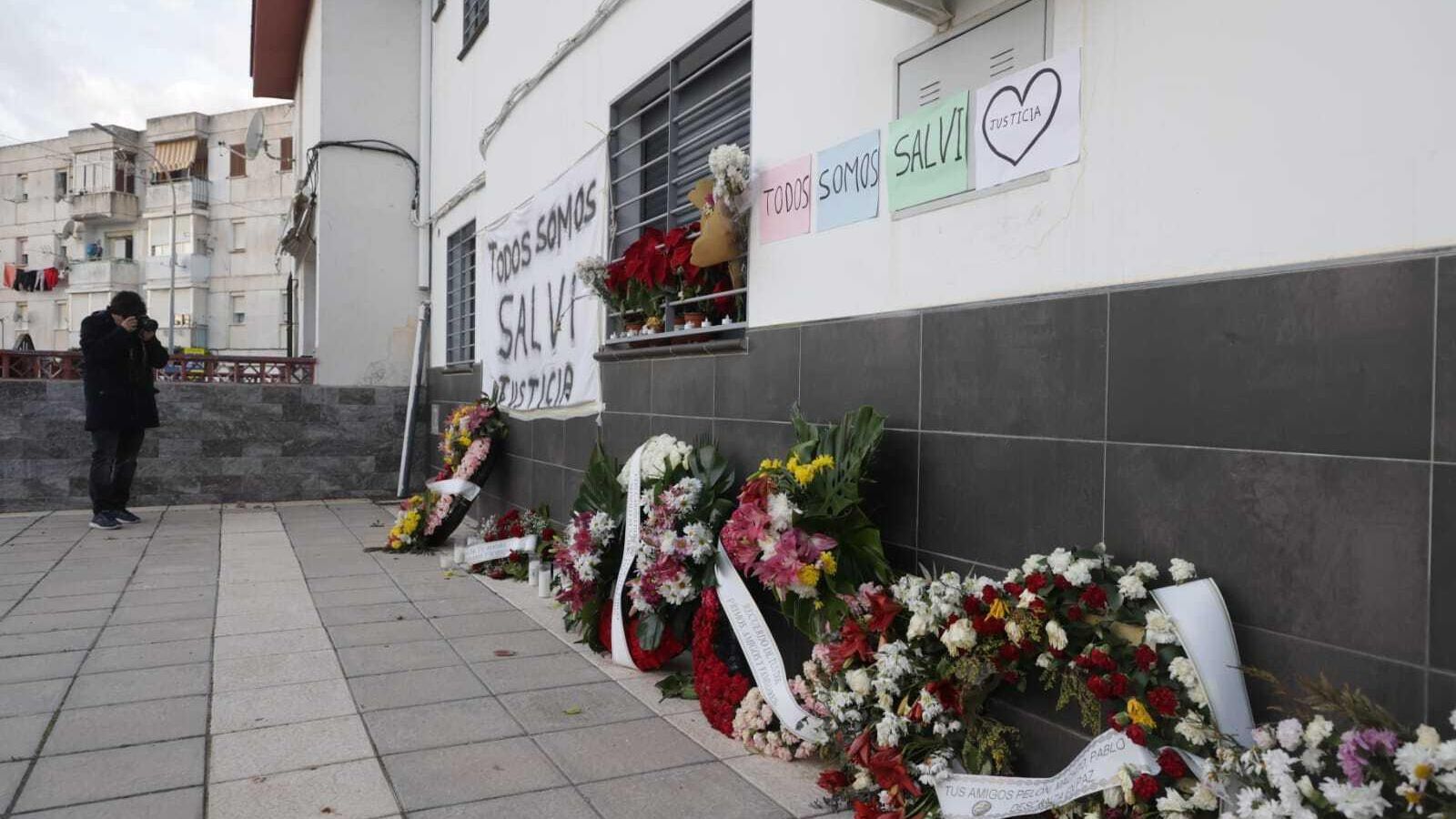 La casa de Salvi, llena de flores en su recuerdo.