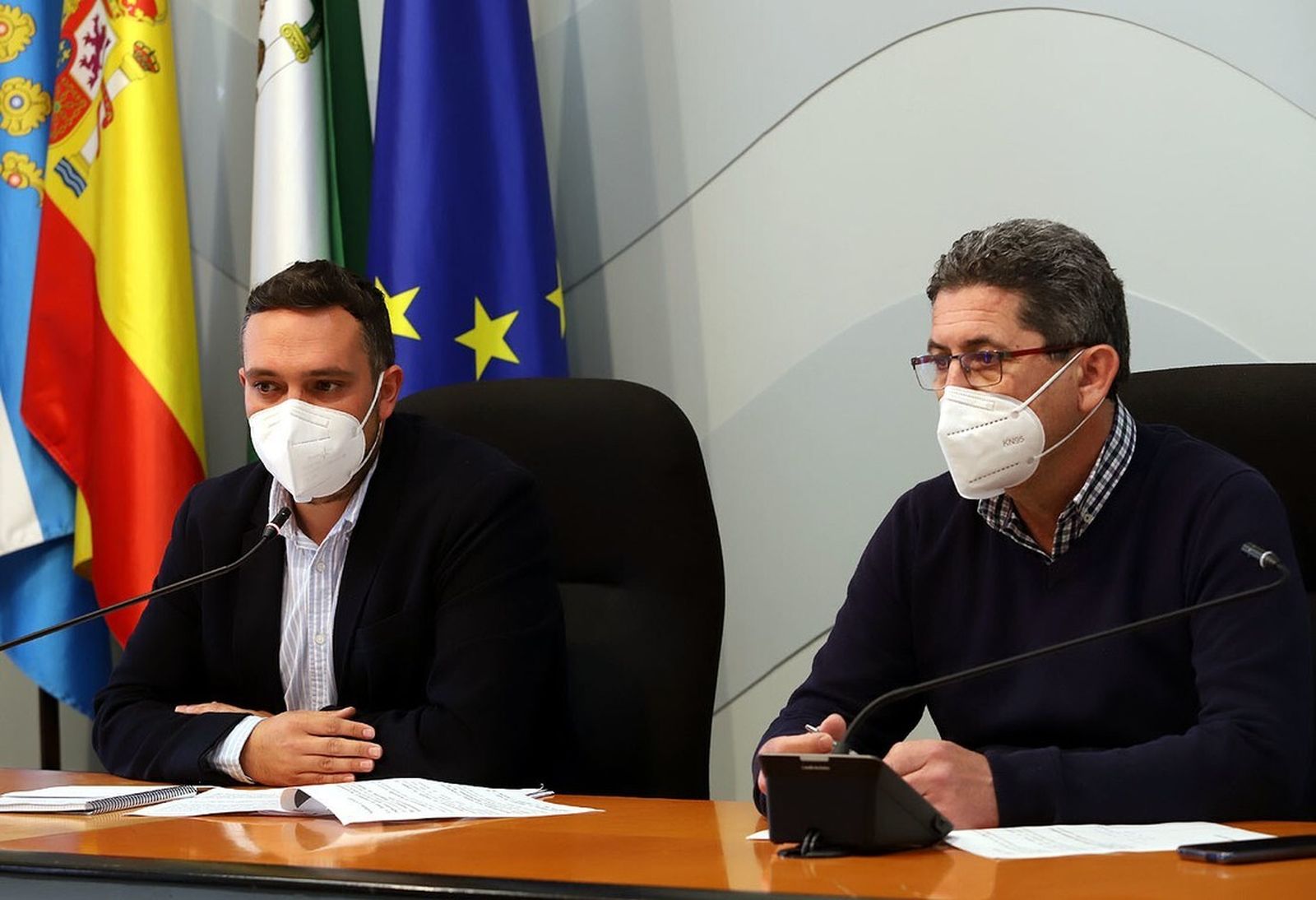 El delegado de Deportes y Medio Rural, Jesús Alba, acompañado del director de Medio Rural, Francisco Cabrera.