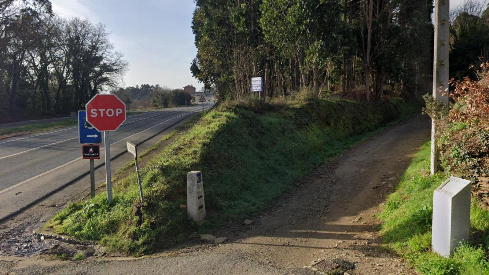 Este el sendero que pasa a la espalda de O Pedrouzo.