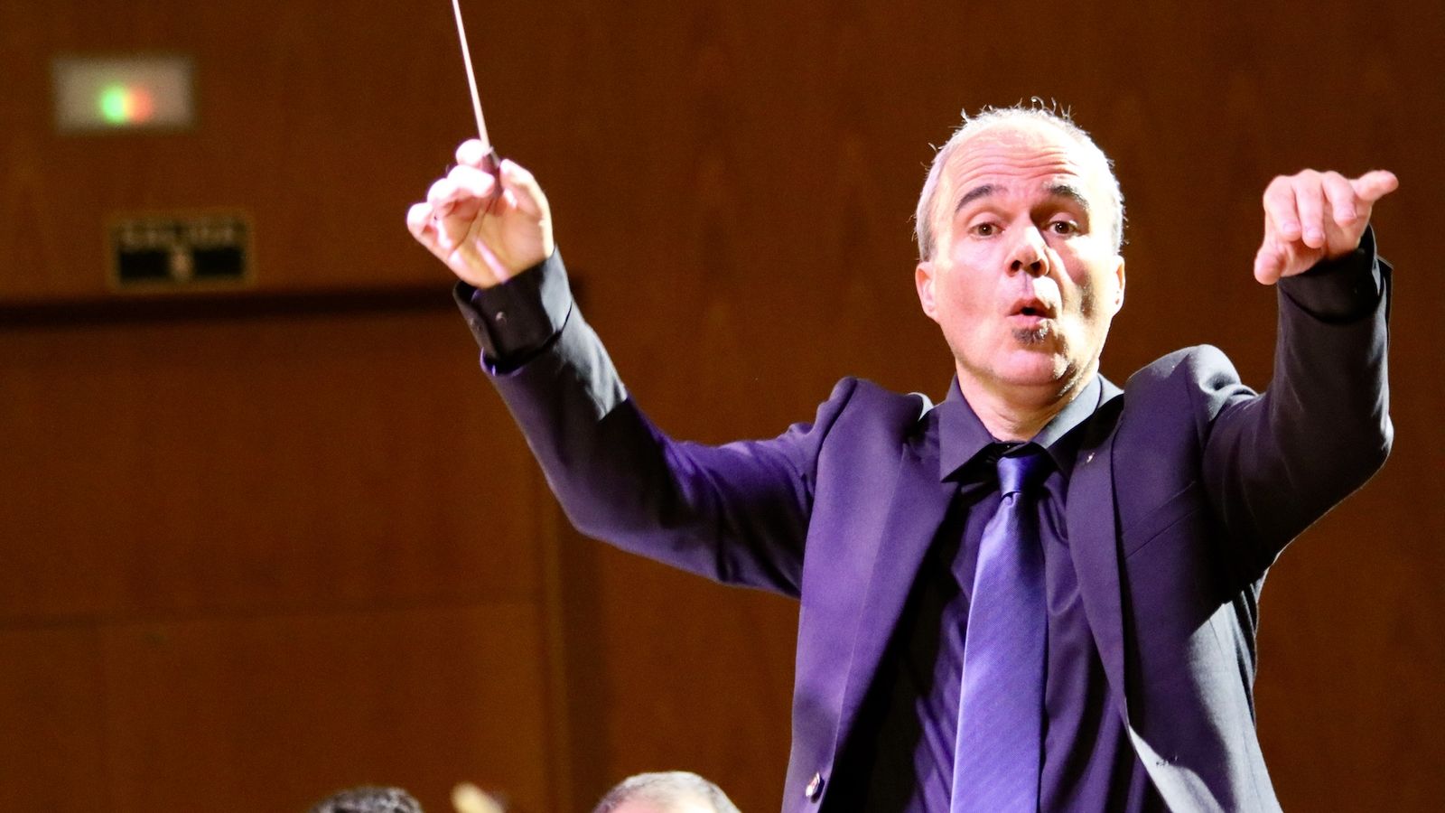 Juan José Navarro, director de la OUAL, dirigiendo a los músicos.