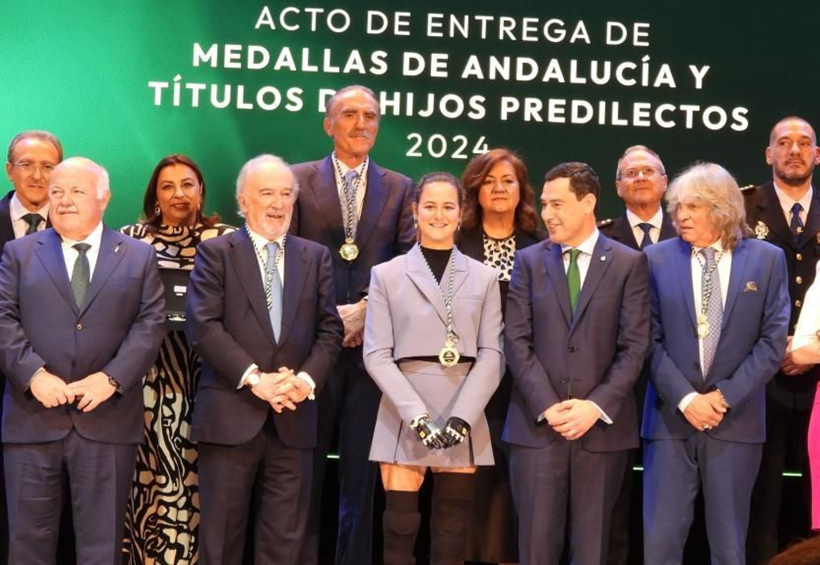 Sarah Almagro posa con la Medalla de Andalucía el pasado 28F