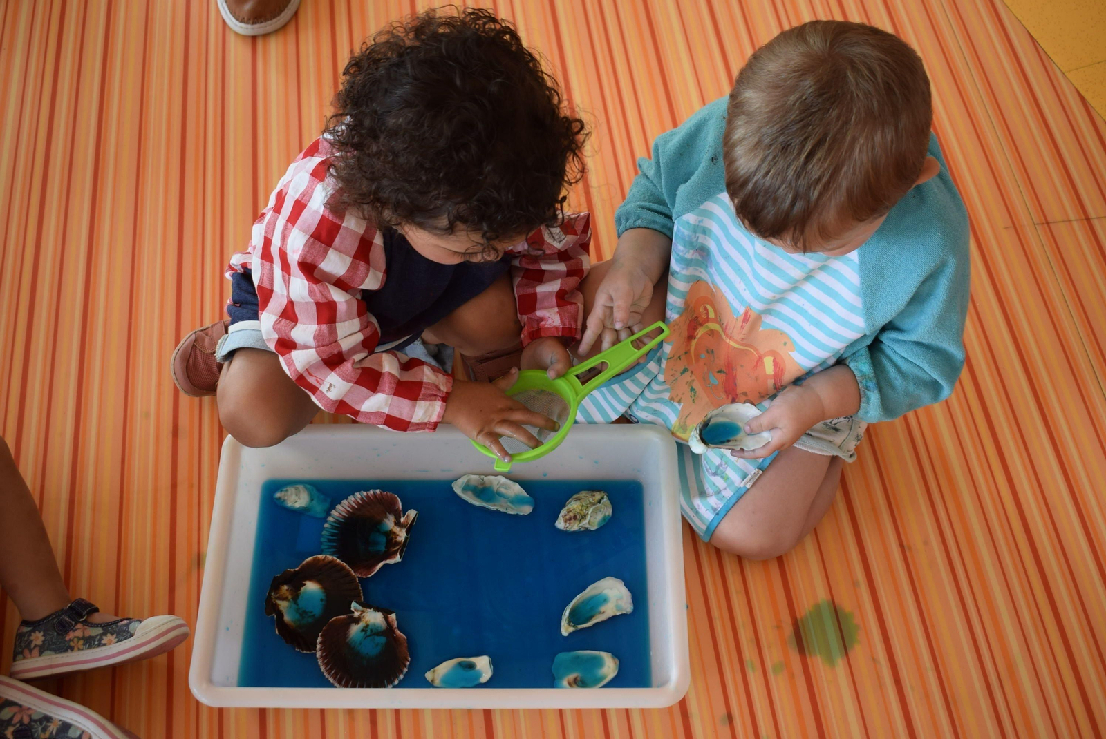 Dos niños en una guardería.