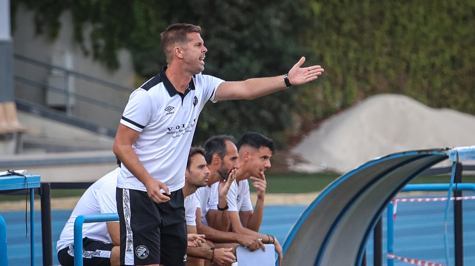David Sánchez vivio el partido con intensidad desde la banda. David Sánchez vivio el partido con intensidad desde la banda.
