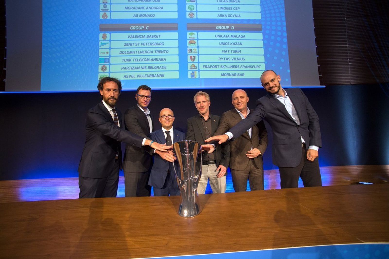 Los representantes del Grupo D posan con el trofeo de la Eurocup.