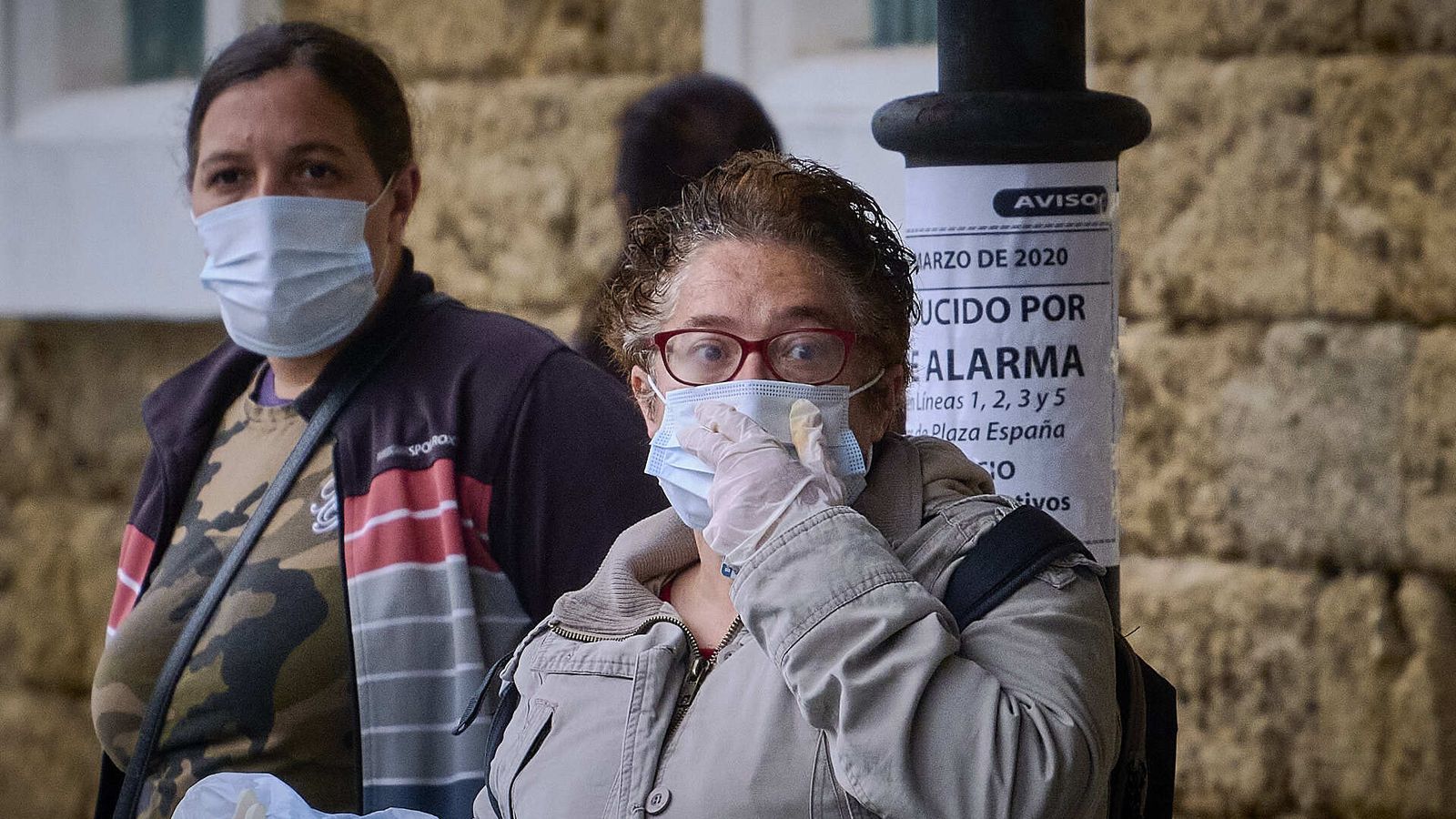 Dos mujeres esperan el autobús