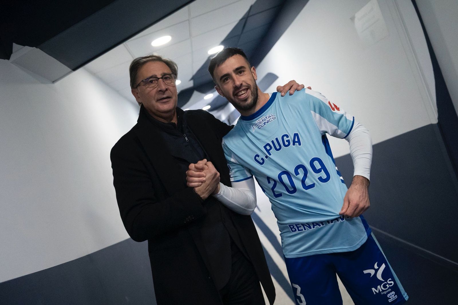 Loren y Puga tras la firma