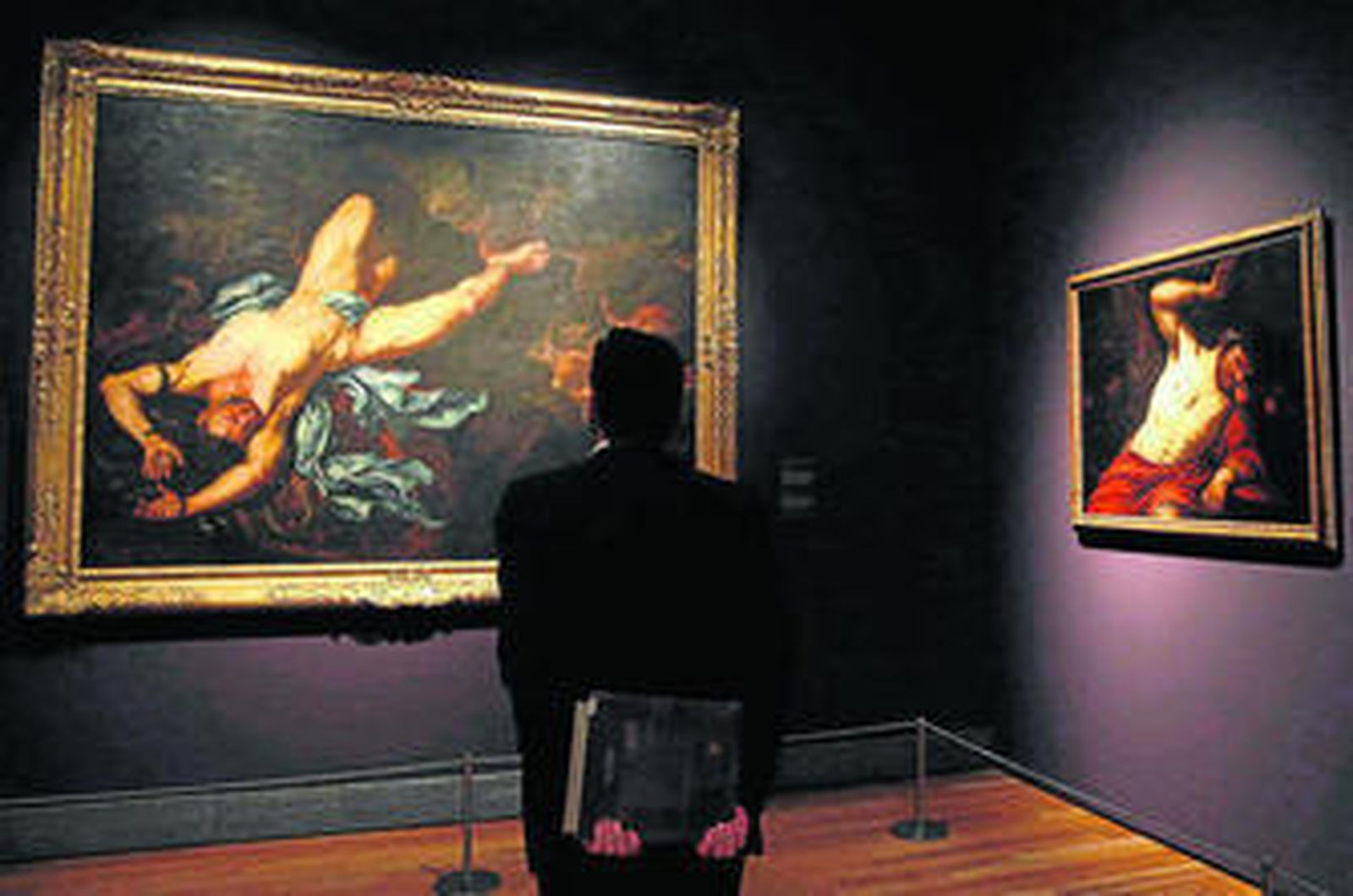 Un hombre observa las obras 'Ixión' y 'Tántalo', de Giovanni Battista Langetti.