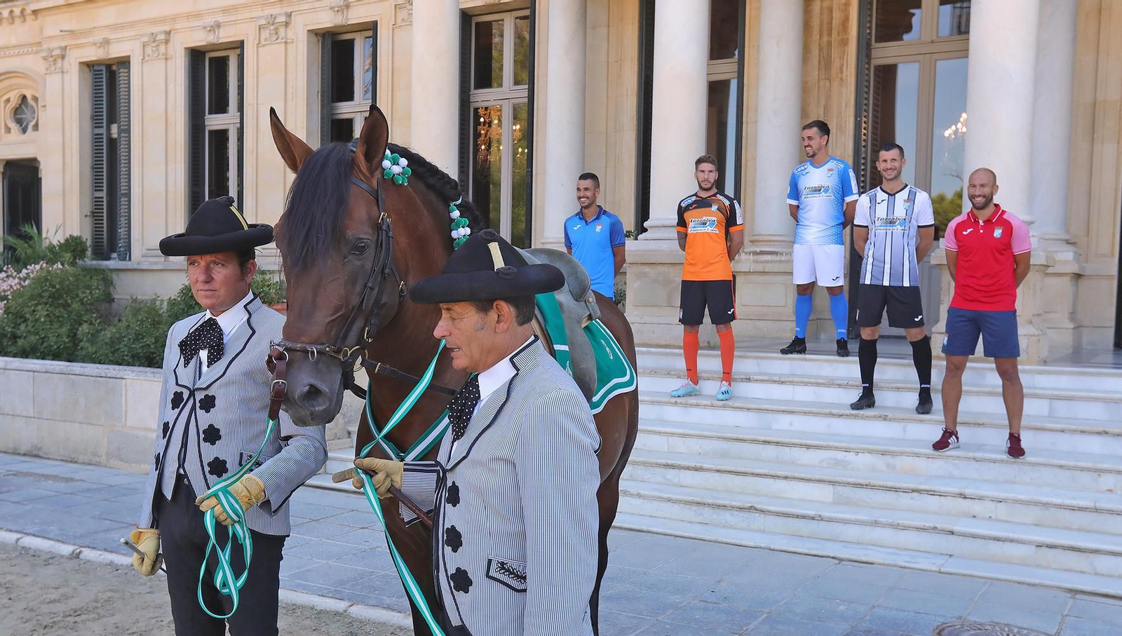 Imágenes de la presentación de las camisetas del Xerez CD en la REAAE