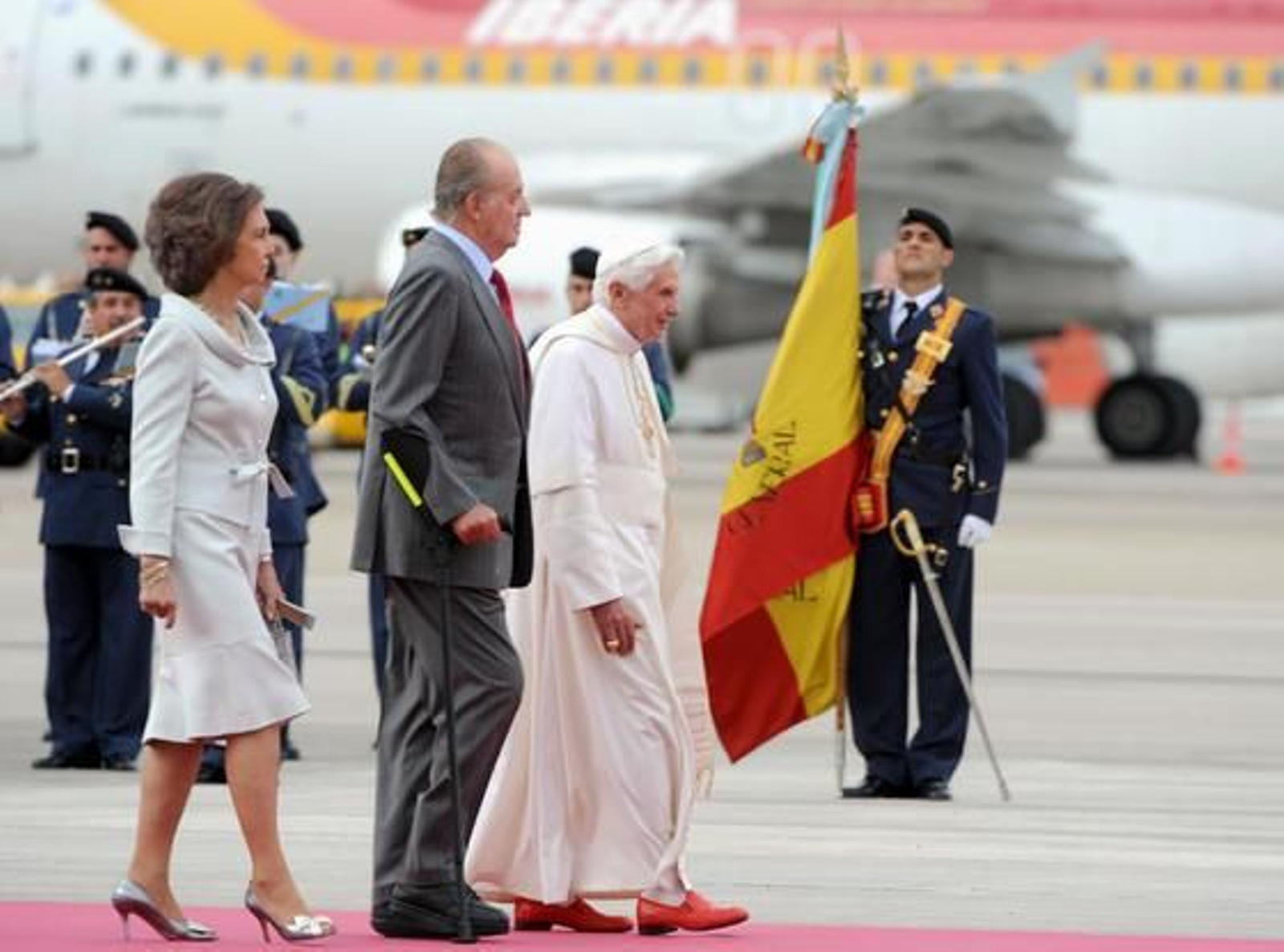 Los Reyes reciben al Papa Benedicto XVI a su llegada al aeropuerto de Barajas.

Foto: afp