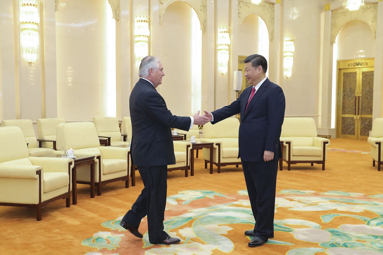 El secretario de estado de EEUU, Rex Tillerson, saluda al presidente chino, Xi Jinping, ayer en Beijing.