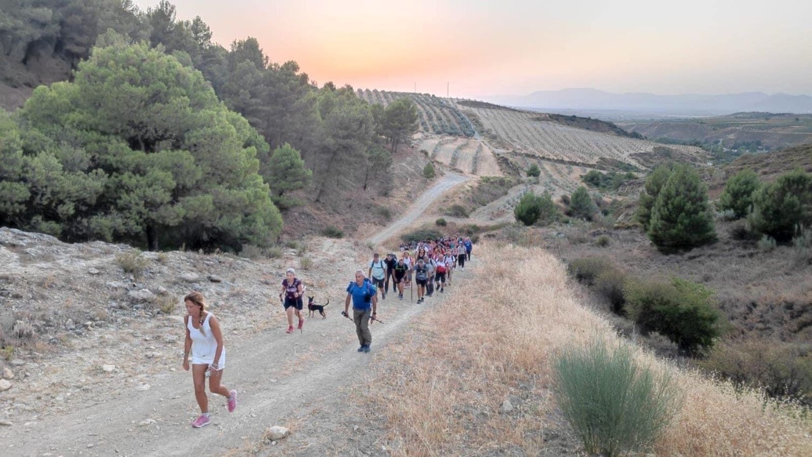 Los vecinos de Otura participan en una ruta de senderismo nocturno en la Noche de San Lorenzo