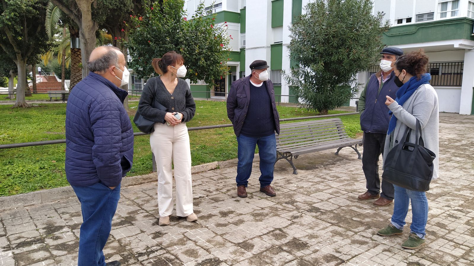 Ana Rojas (d.) con representantes vecinales de la barriada Andalucía.