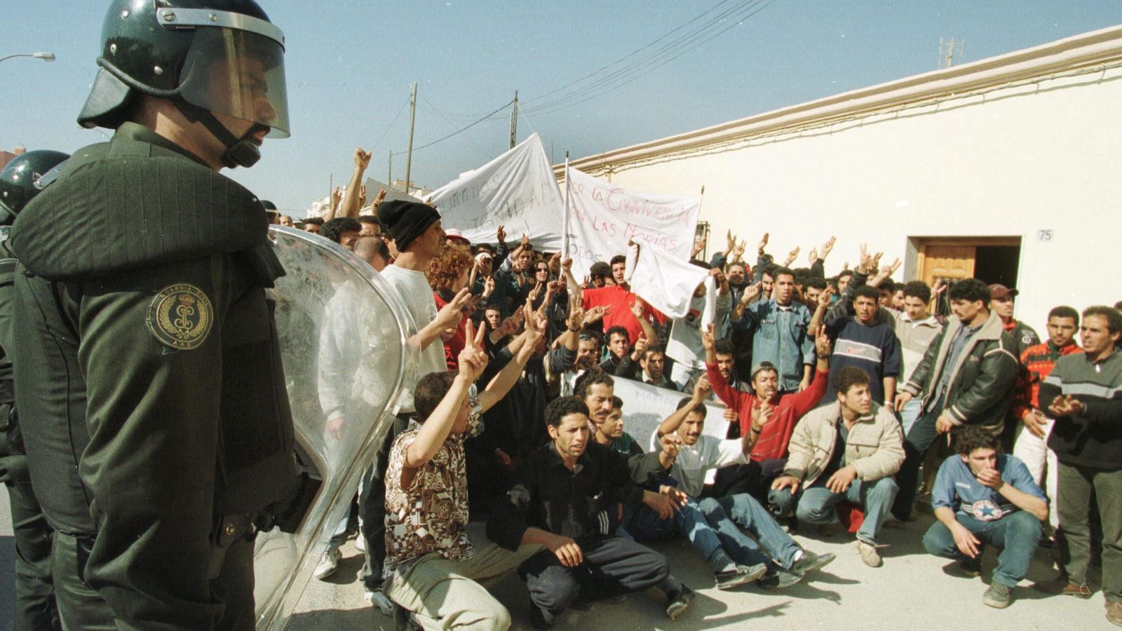 Agentes de la Guardia Civil junto a inmigrantes en la barriada ejidense de Las Norias en el año 2000. Agentes de la Guardia Civil junto a inmigrantes en la barriada ejidense de Las Norias en el año 2000.