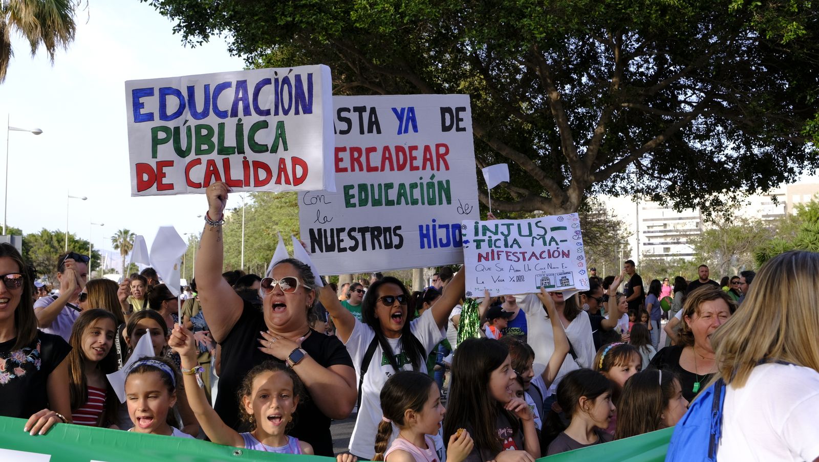 Imágenes de la manifestación de padres de la Vega de Acá solicitando un colegio nuevo