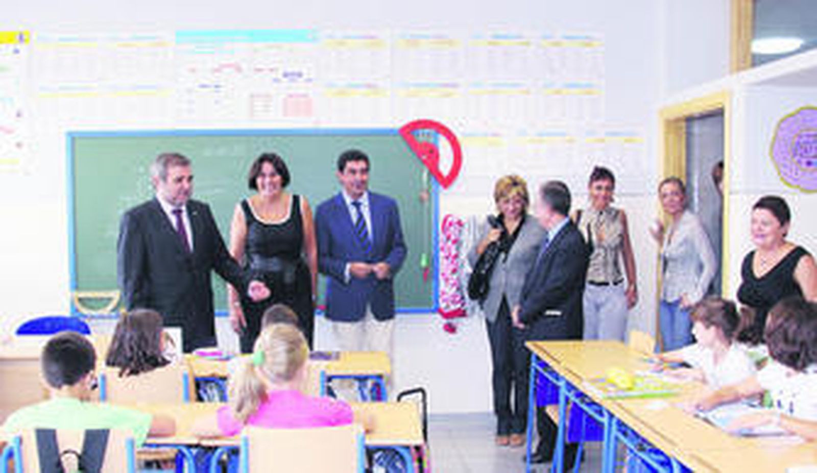 Los reponsables políticos, ayer en la inauguración del centro docente en Los Palacios.