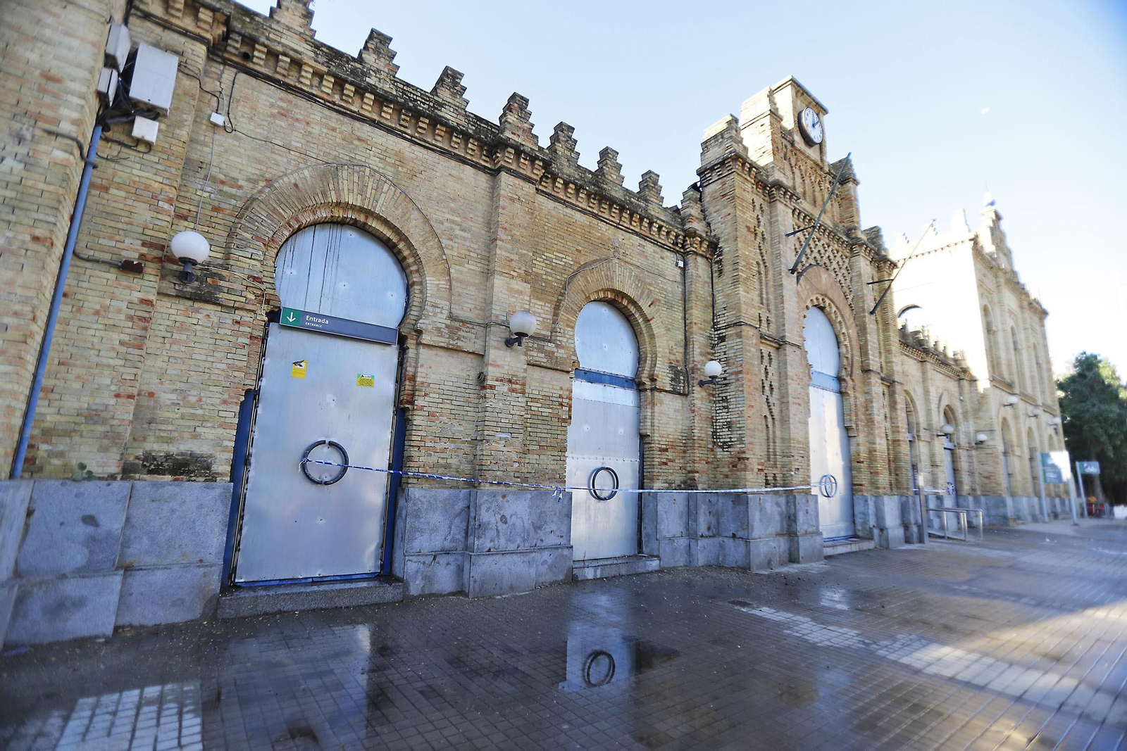 Un incendio deja importantes en la antigua estación de tren de Huelva