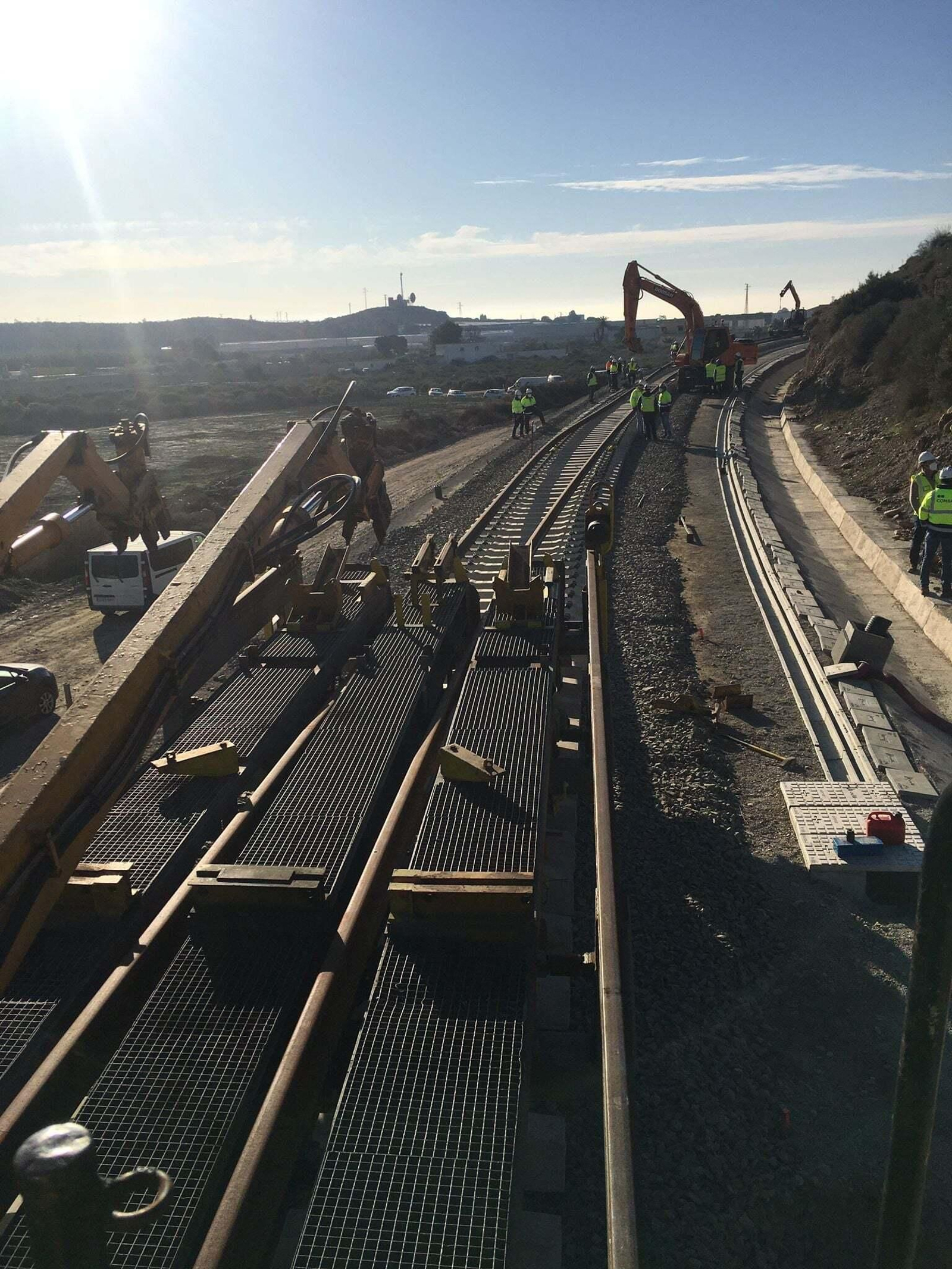 Trabajos de montaje de raíles en el tramo Puche -Río Andarax