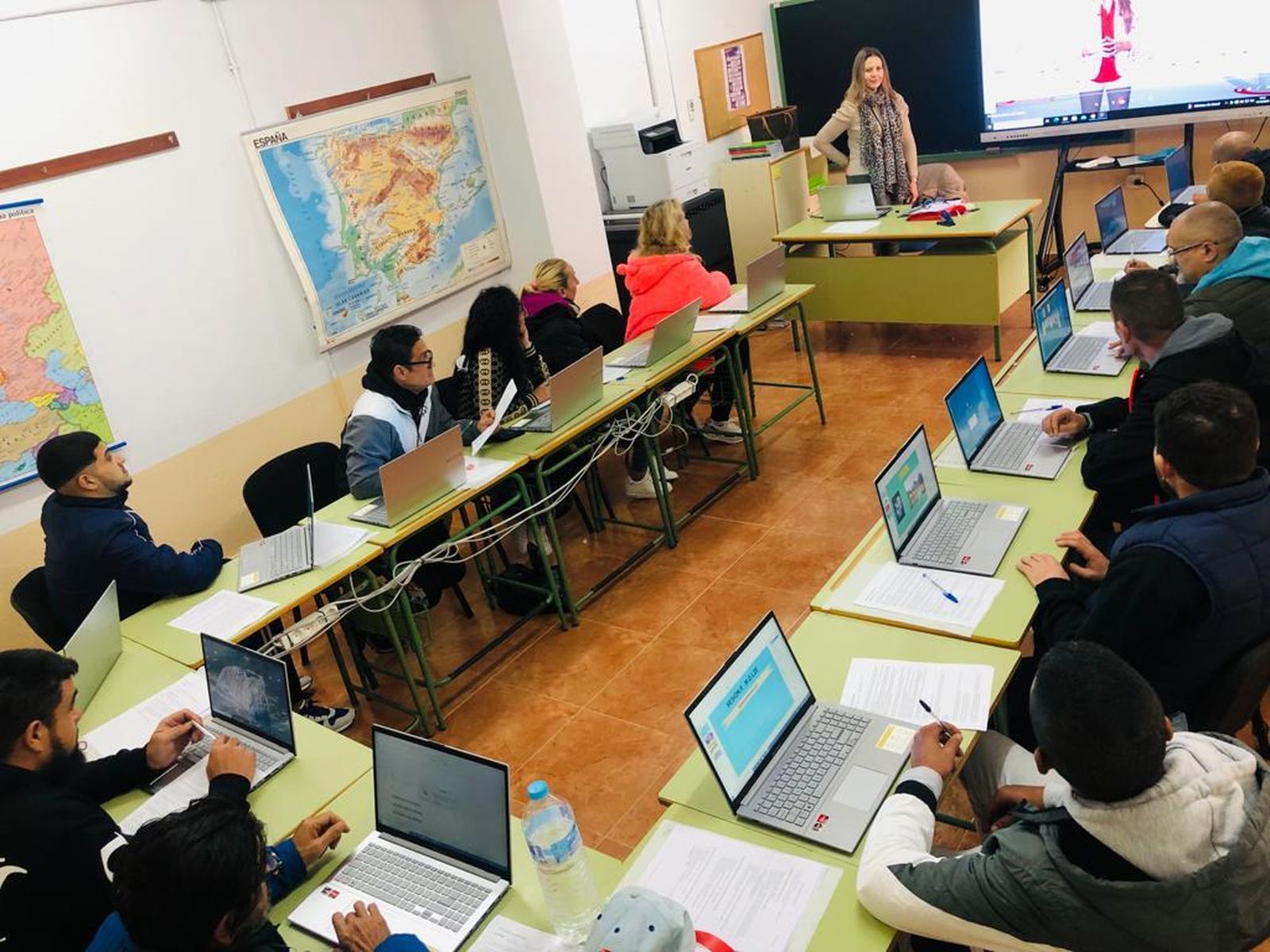 Internos de 'El Acebuche' durante una de las clases.