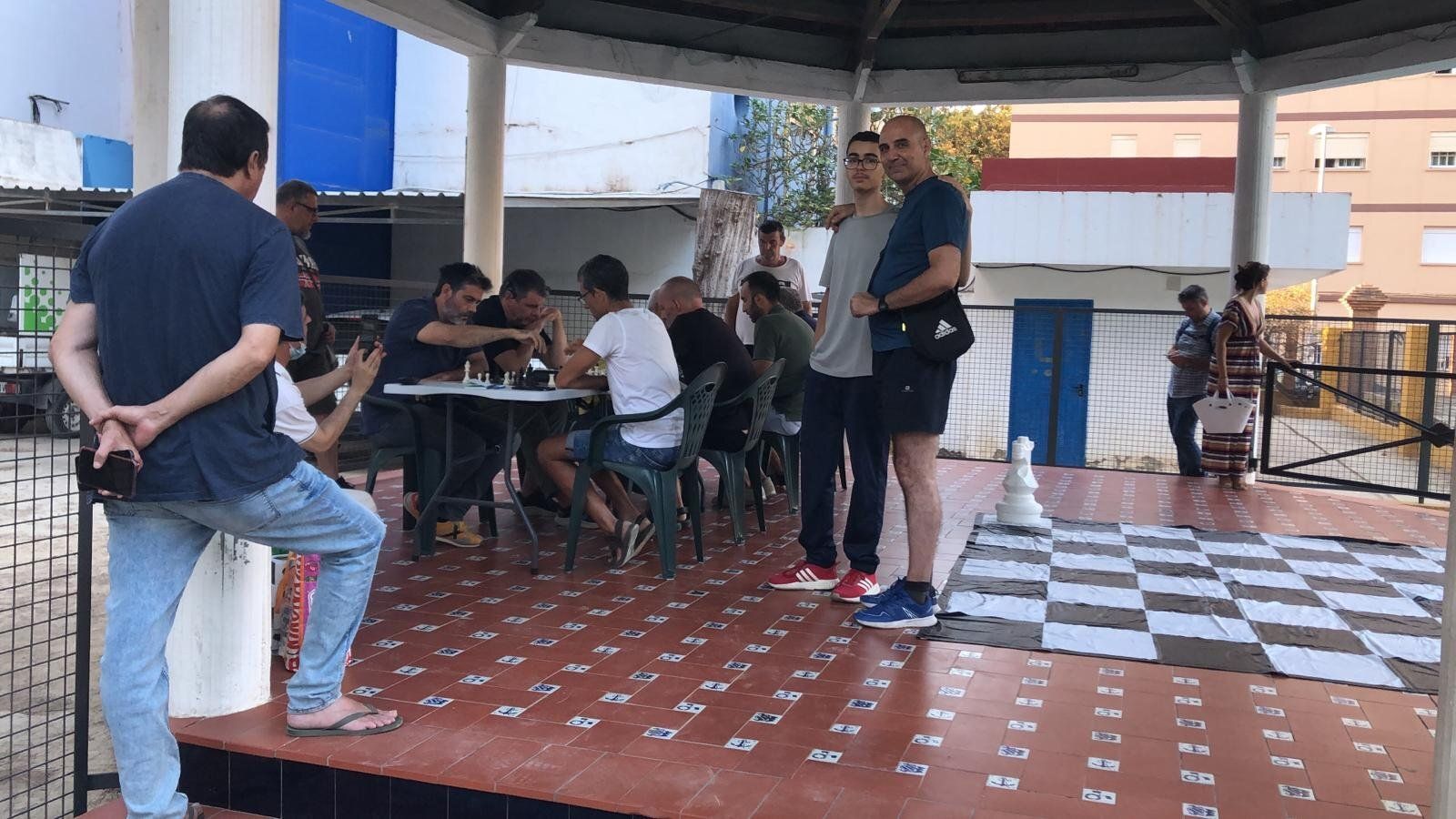 Aficionados al ajedrez y miembros del club, compitiendo en el parque María Cristina