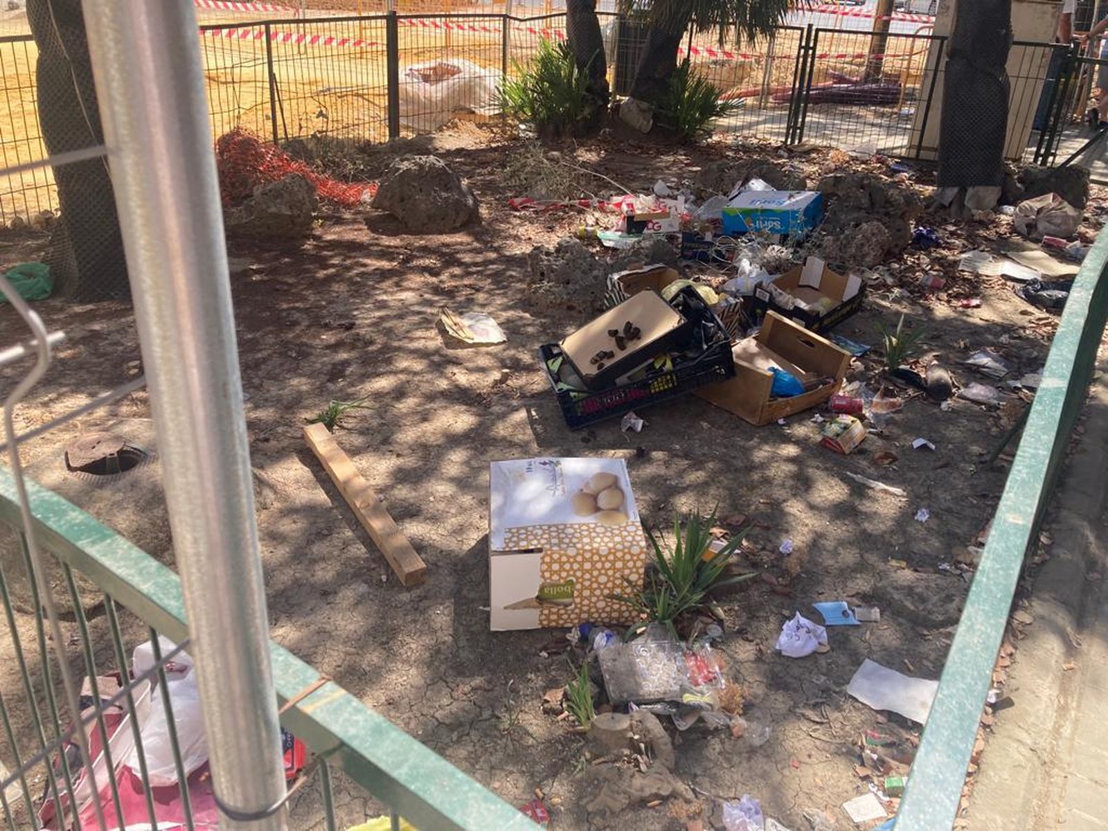 Estampa propia de vertedero tomada ayer en Rochelambert