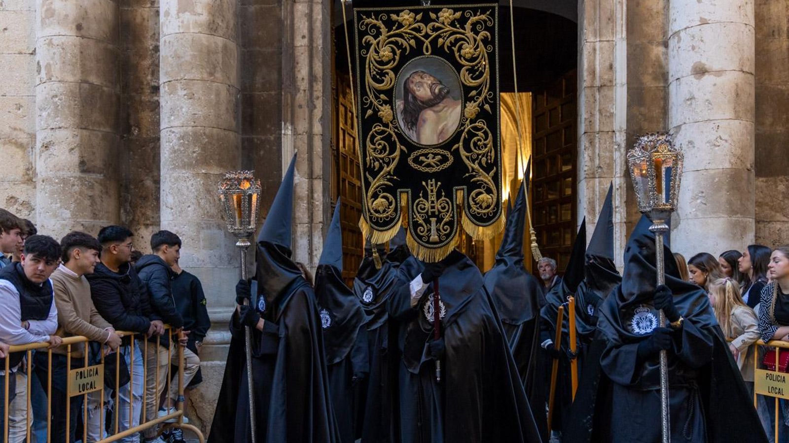 Luto y duelo en la noche del Viernes Santo, en imágenes