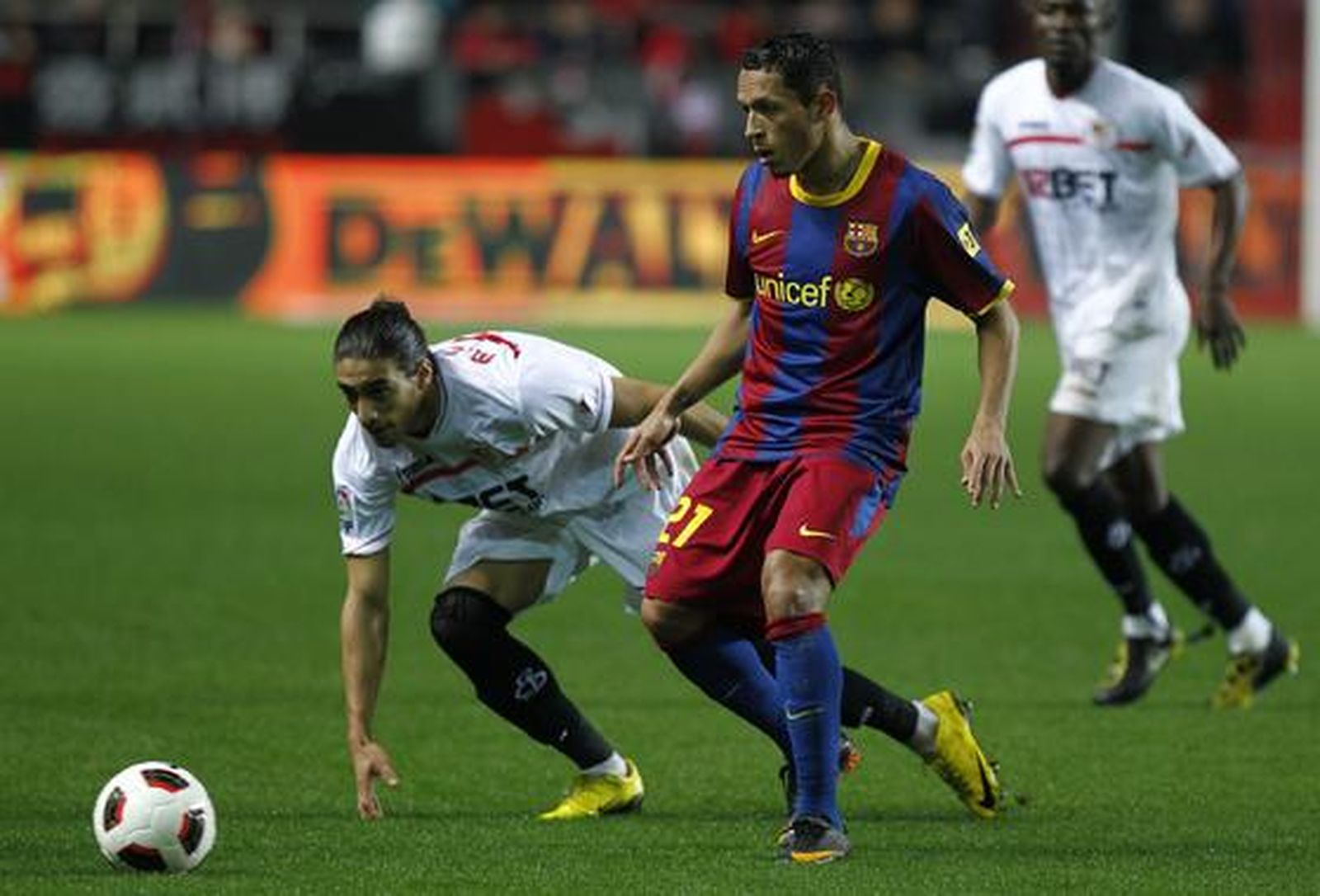 El Sevilla consigue sacar un punto ante el Barcelona en el Sánchez Pizjuán. / Antonio Pizarro