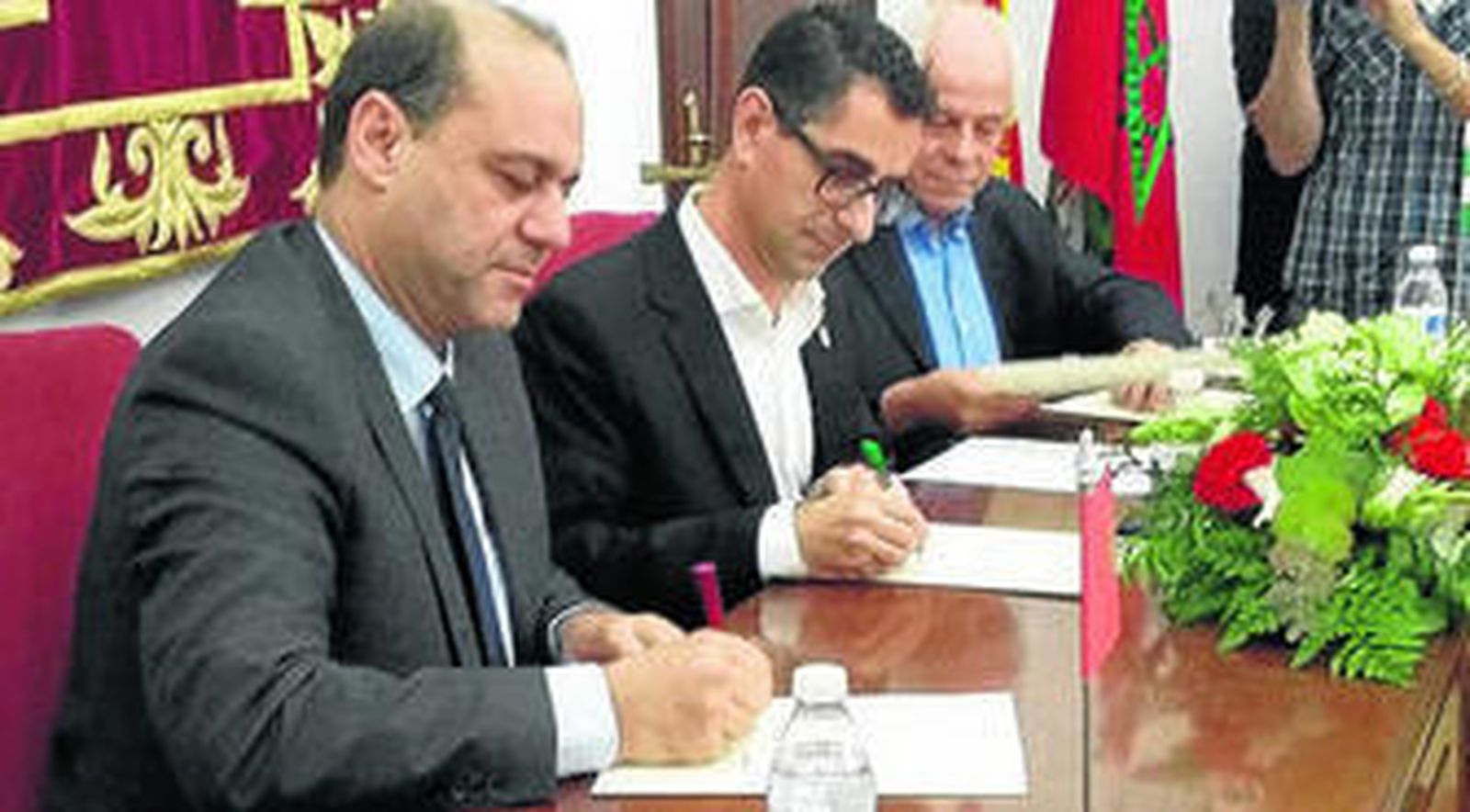 Responsables de la administración marroquí y barbateña plasmaron por escrito sus compromisos.