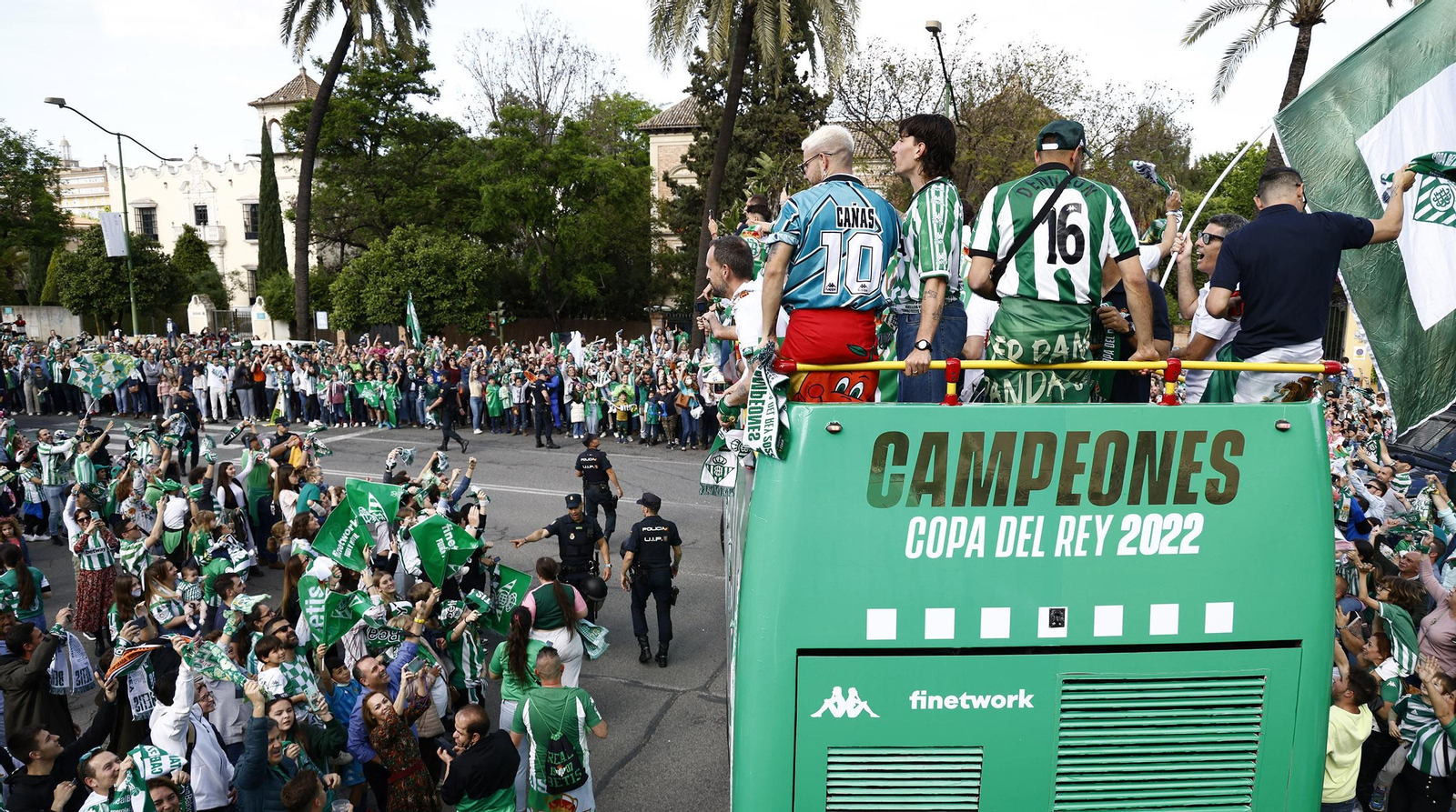 Las imágenes de la celebración del Betis por las calles de Sevilla