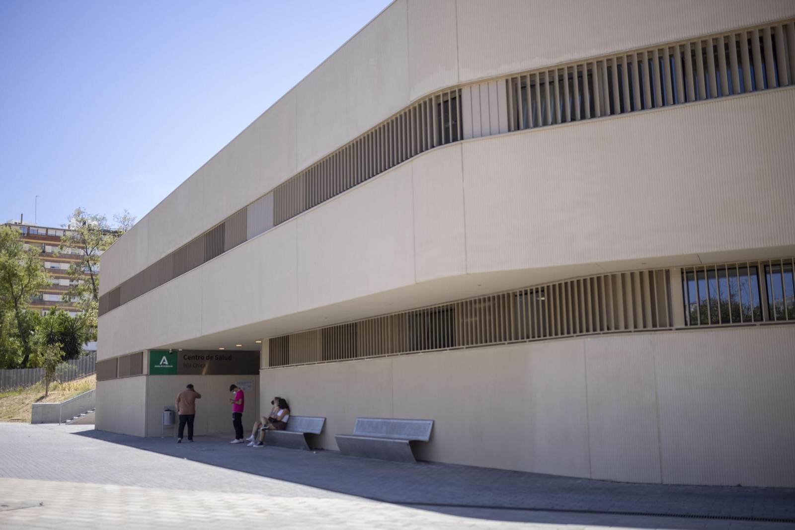 El centro de salud de Isla Chica, en verano.
