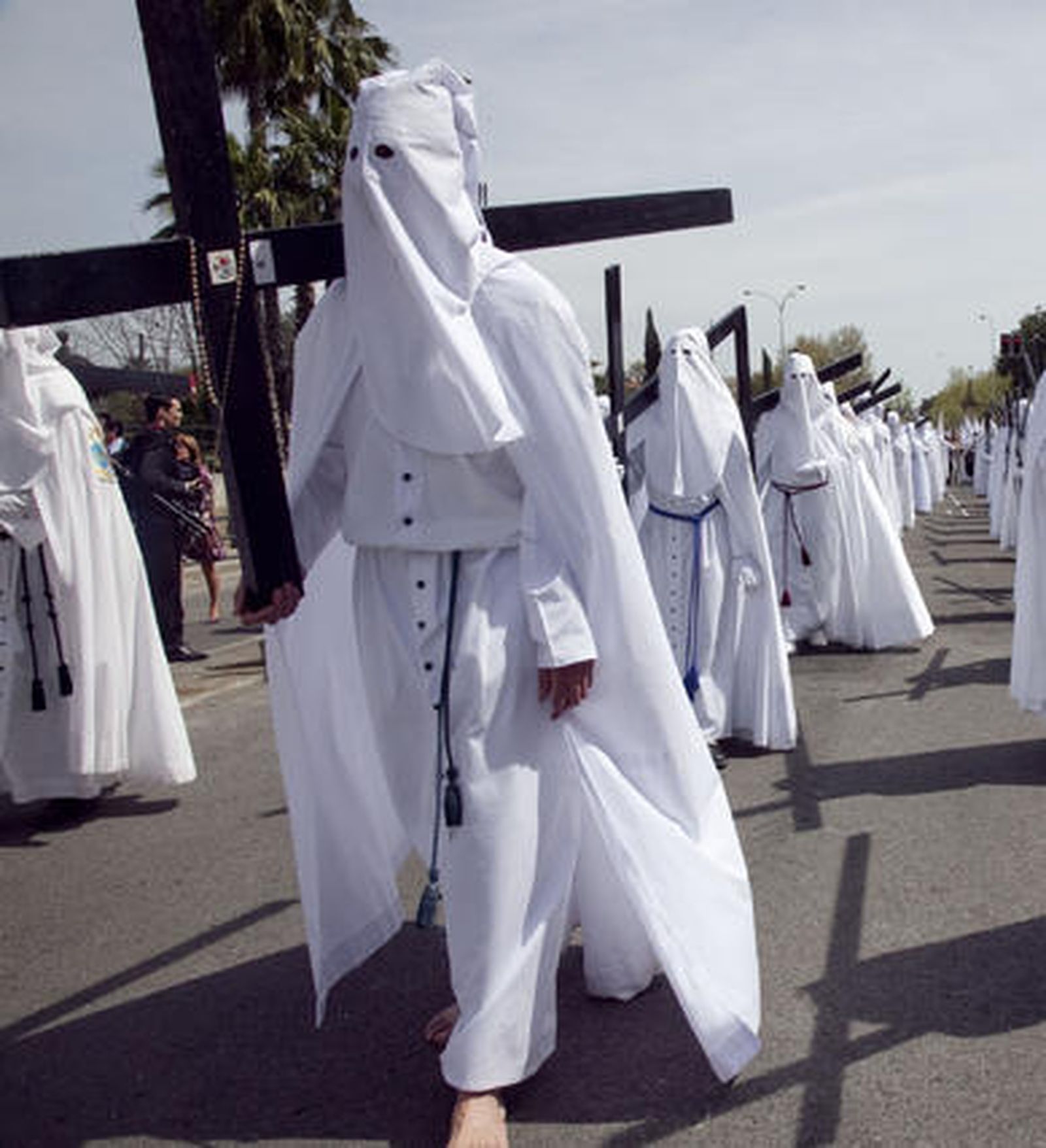 Largas filas de penitentes bajo el sol del Domingo de Ramos.

Foto: Jaime Martínez