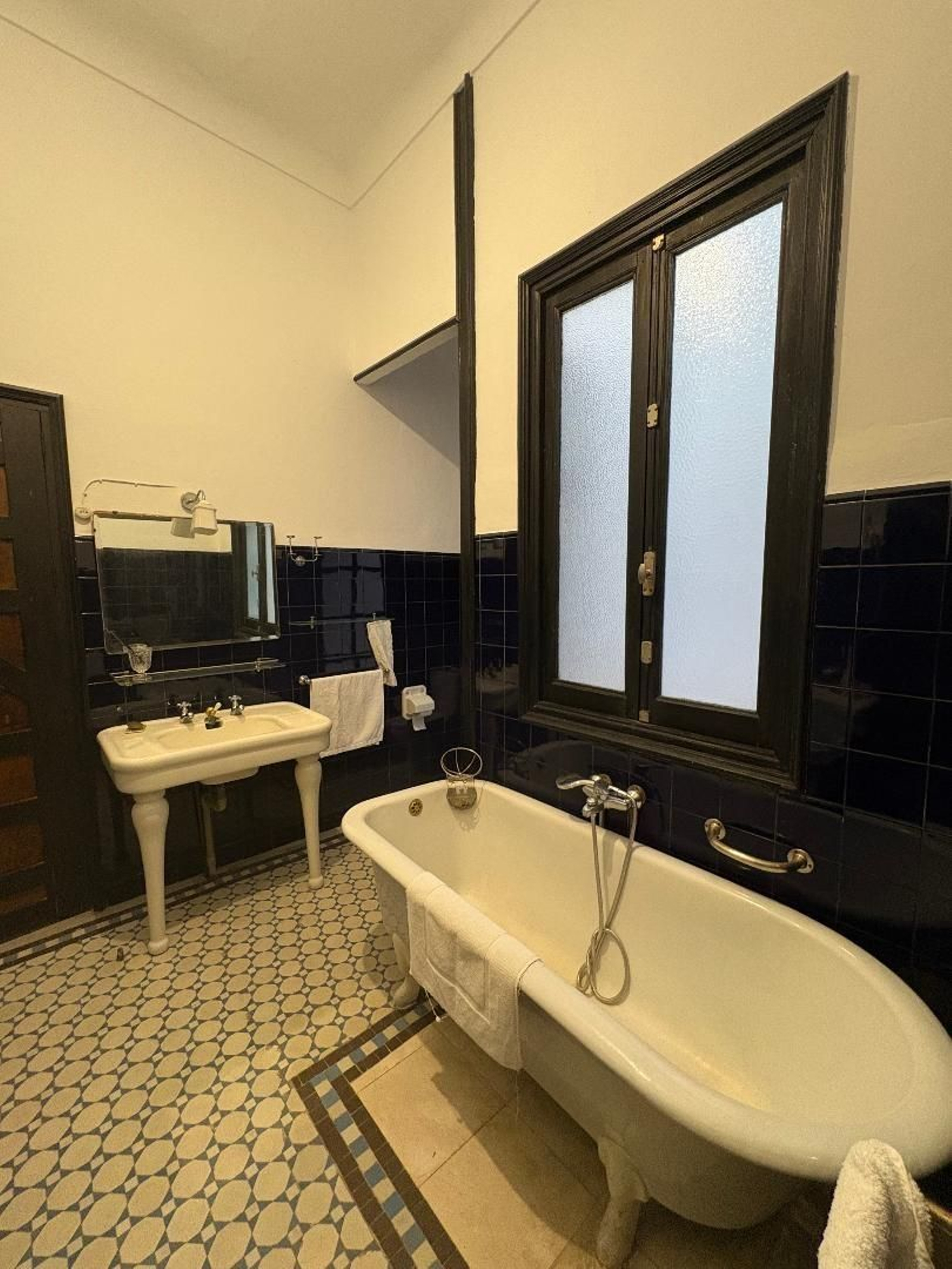 Baño. Sanitarios originales de los años 30 del siglo pasado sobre suelo hidráulico de la misma época.