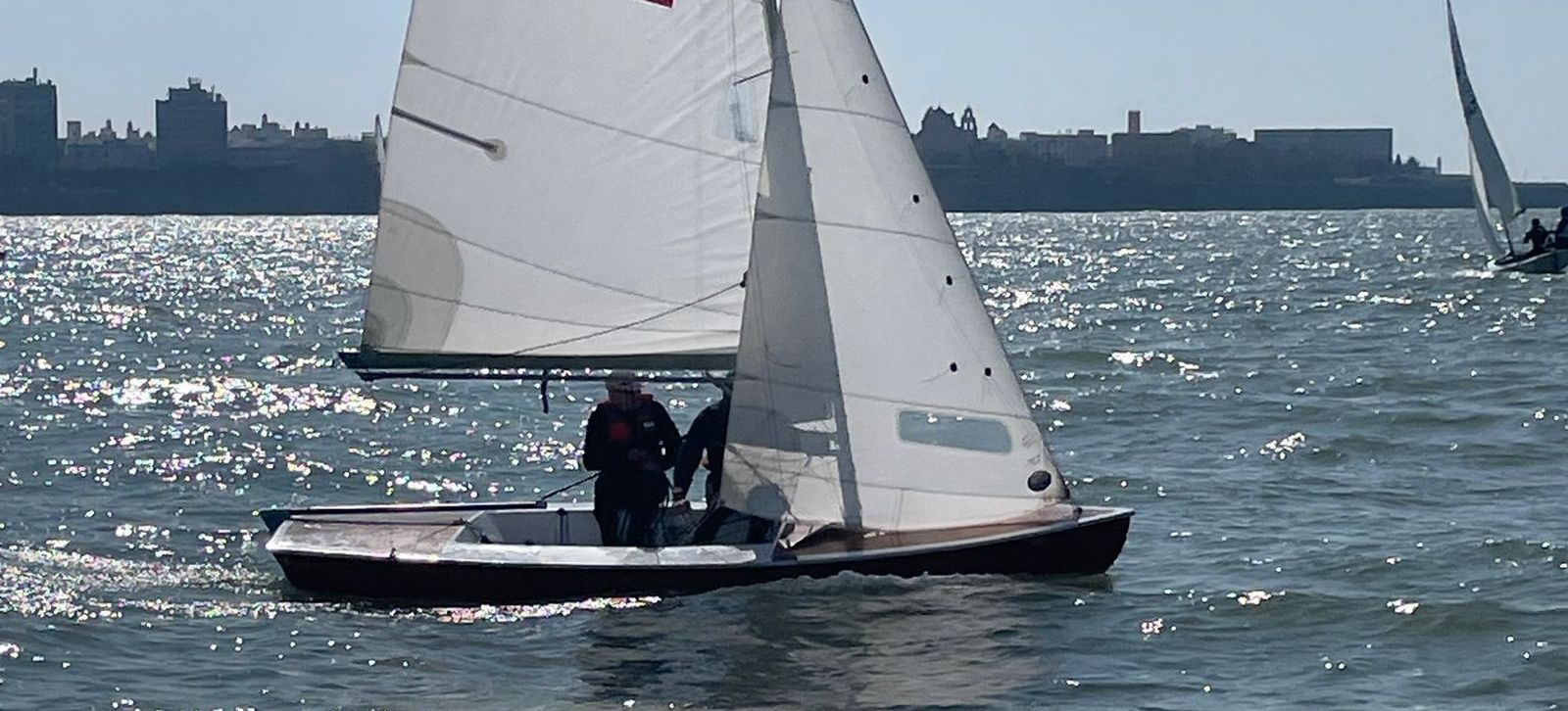 Álvaro Corral, a bordo del 'Blanca', durante la prueba disputada con poco viento.