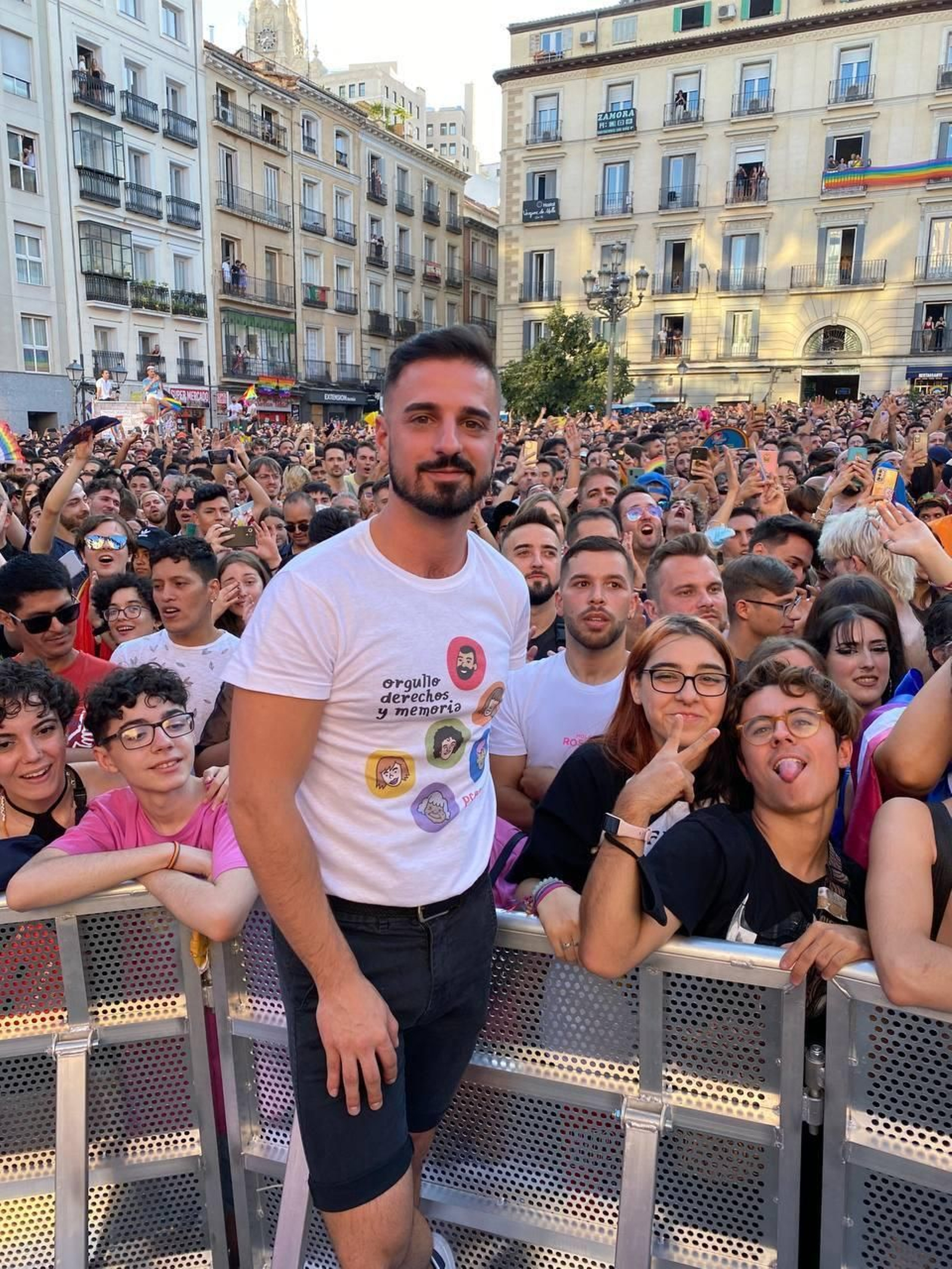 Santiago Rivero en una manifestación por los derechos LGTBI