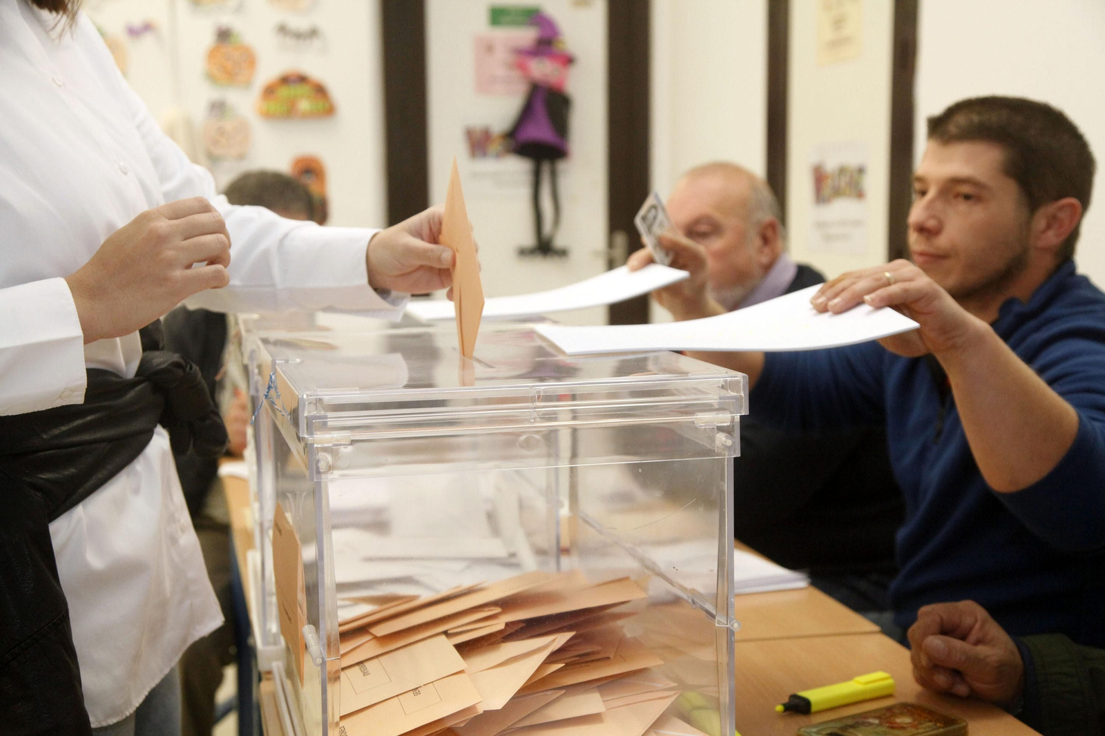 Jornada electoral en un colegio de la provincia de Huelva.