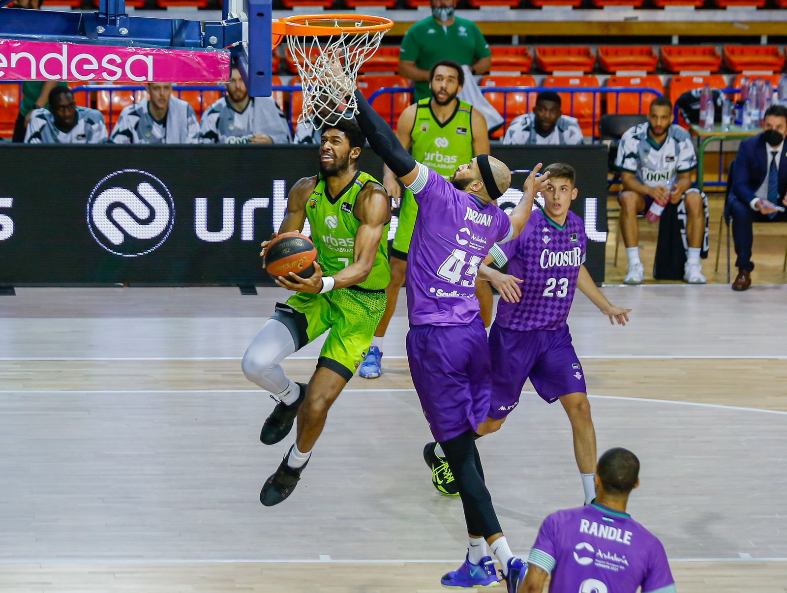 Alexander supera a Jerome Jordan.