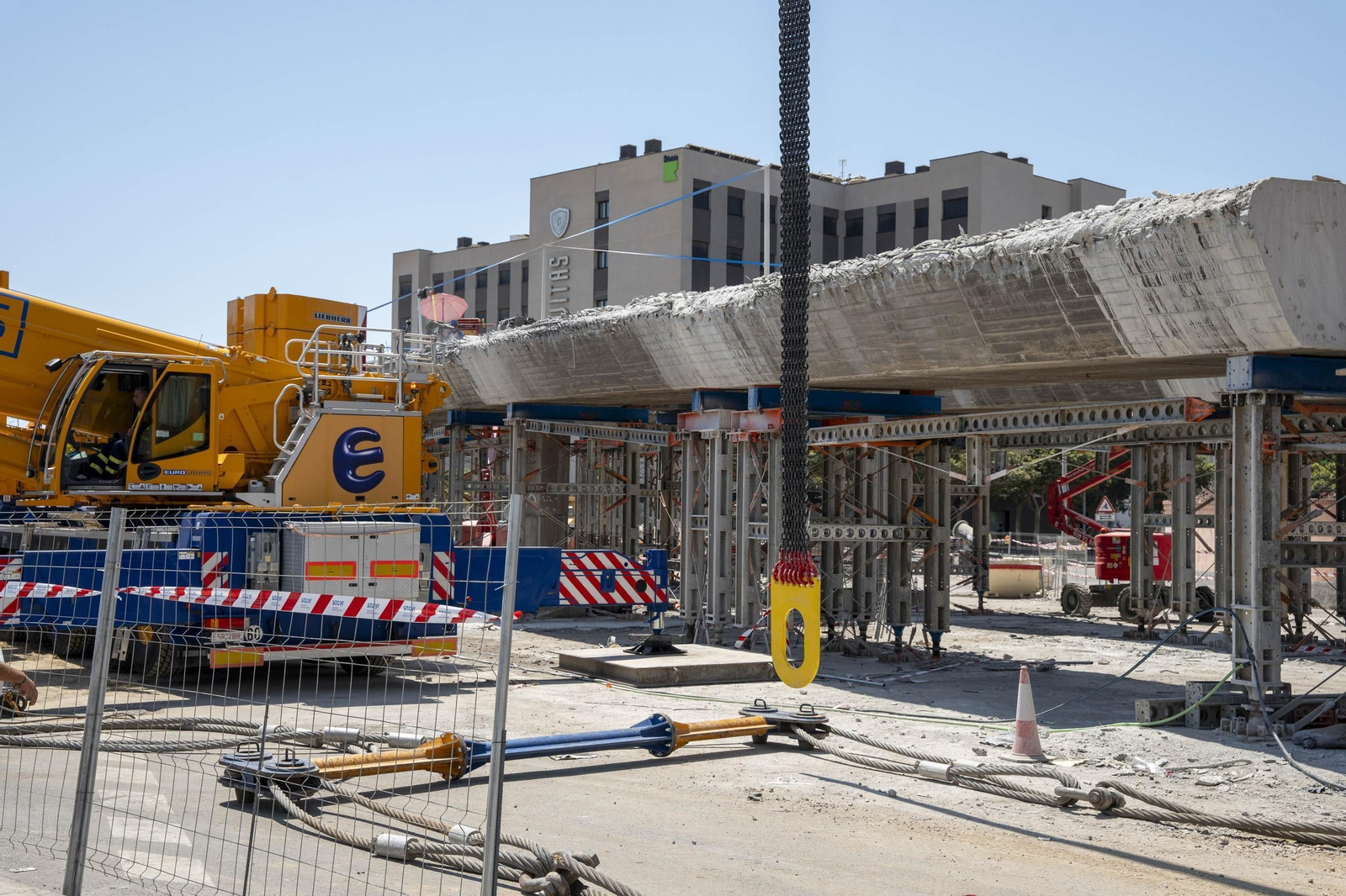 Las imágenes del desmantelamiento en el Puente de la Avenida Mediterráneo en Almería
