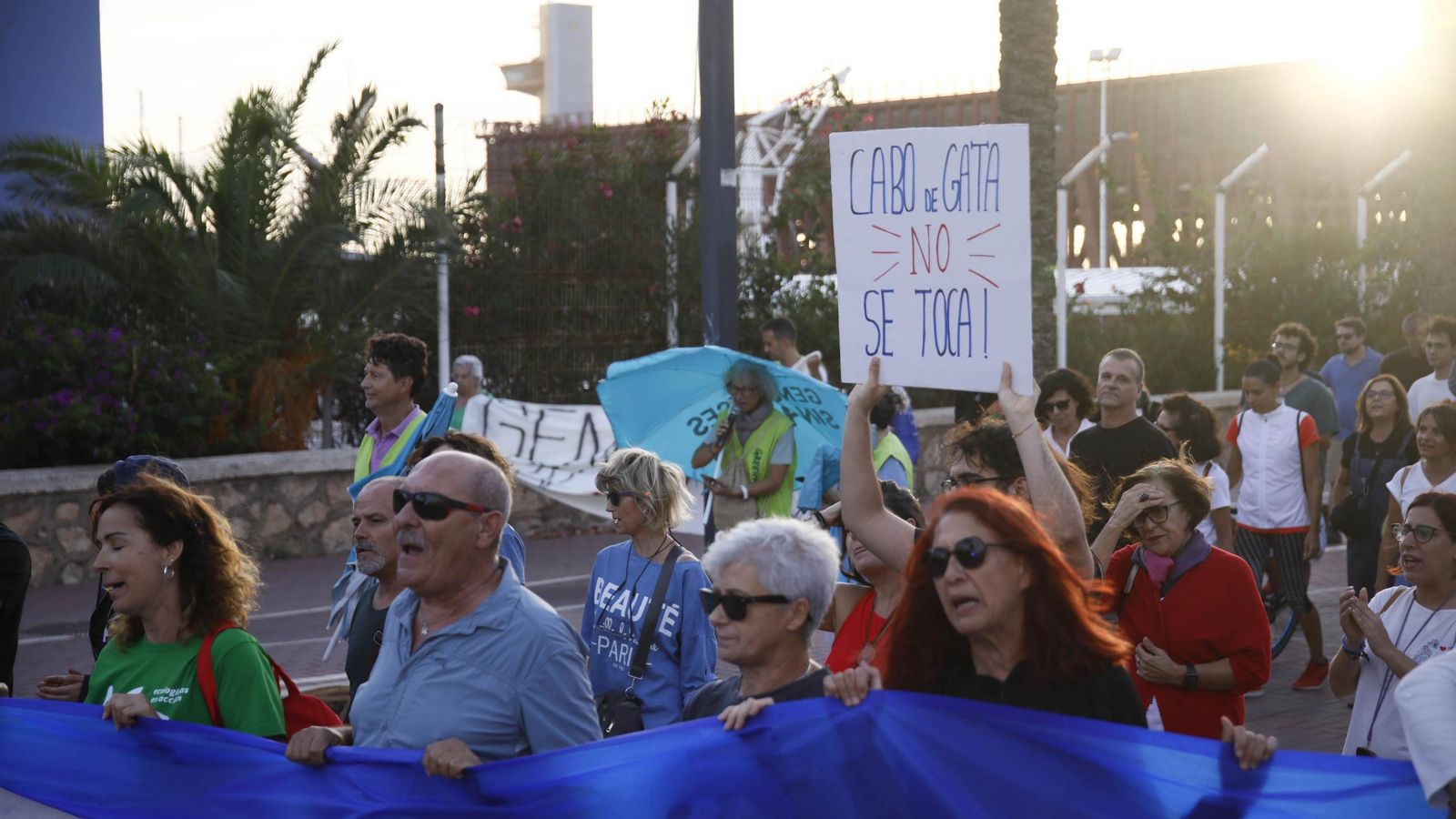 Pancartas como 'Cabo de Gata no se toca' o 'Algarrobicos no' han sido enarboladas por los manifestantes