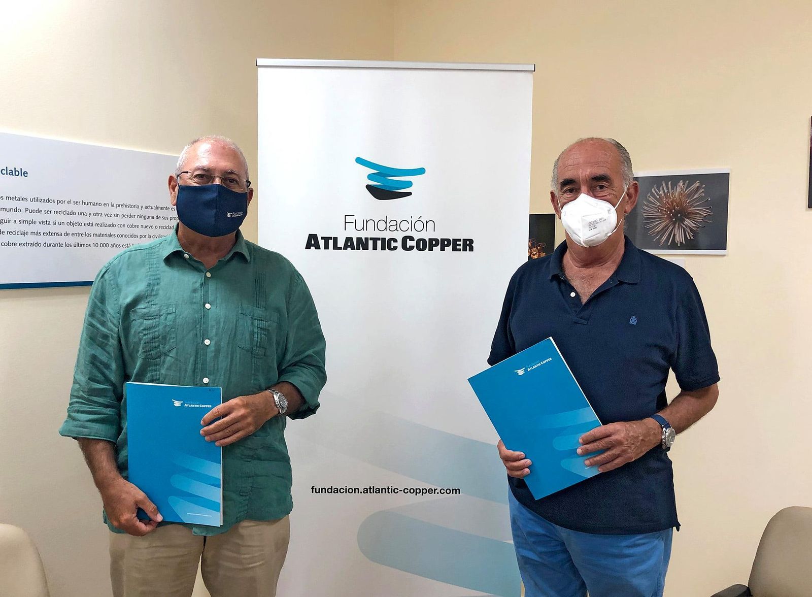 Antonio de la Vega, junto al presidente de Aspacehu, Carlos Cabaleiro.