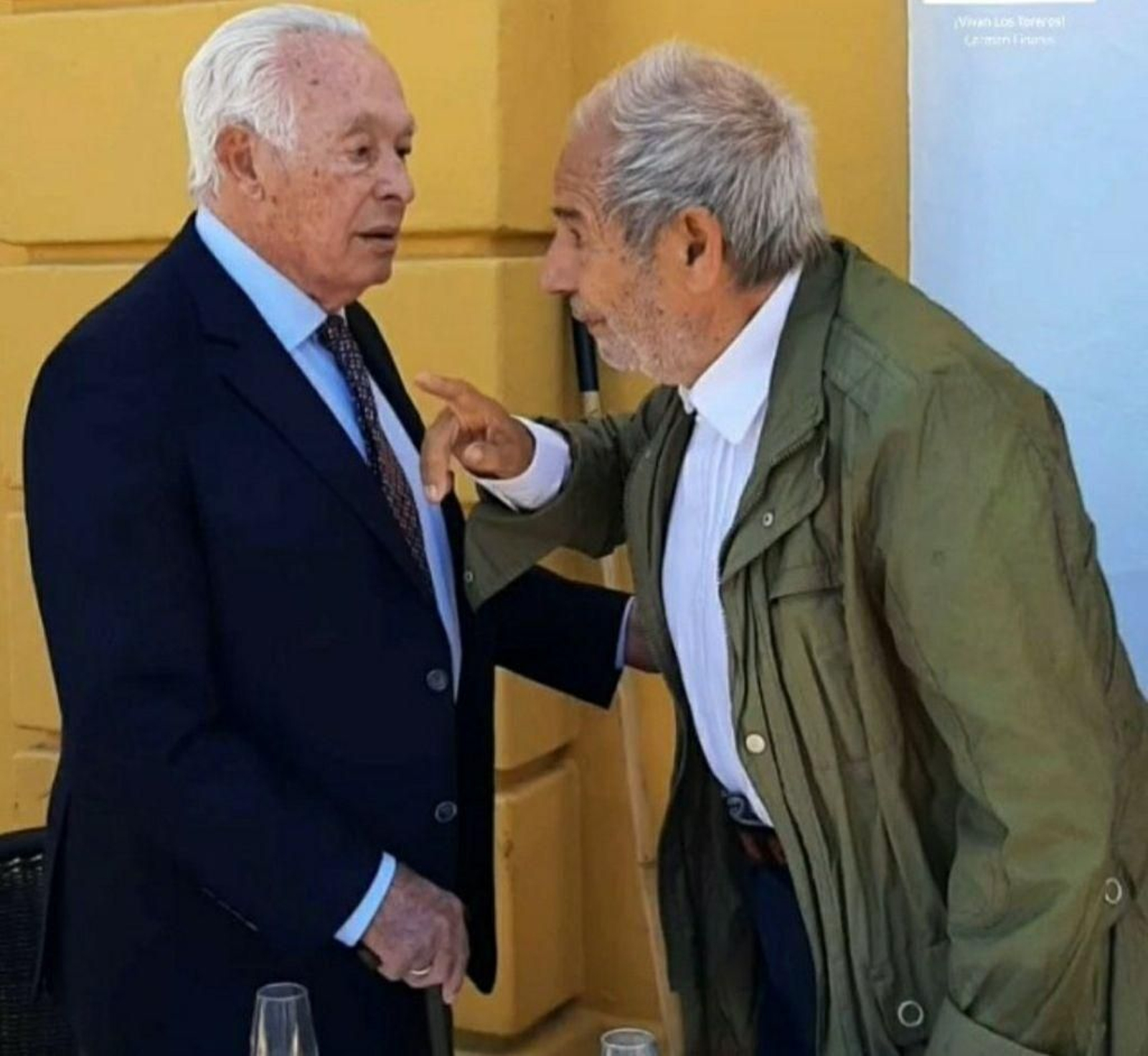 Curro Romero y Rafael de Paula, en plena conversación.