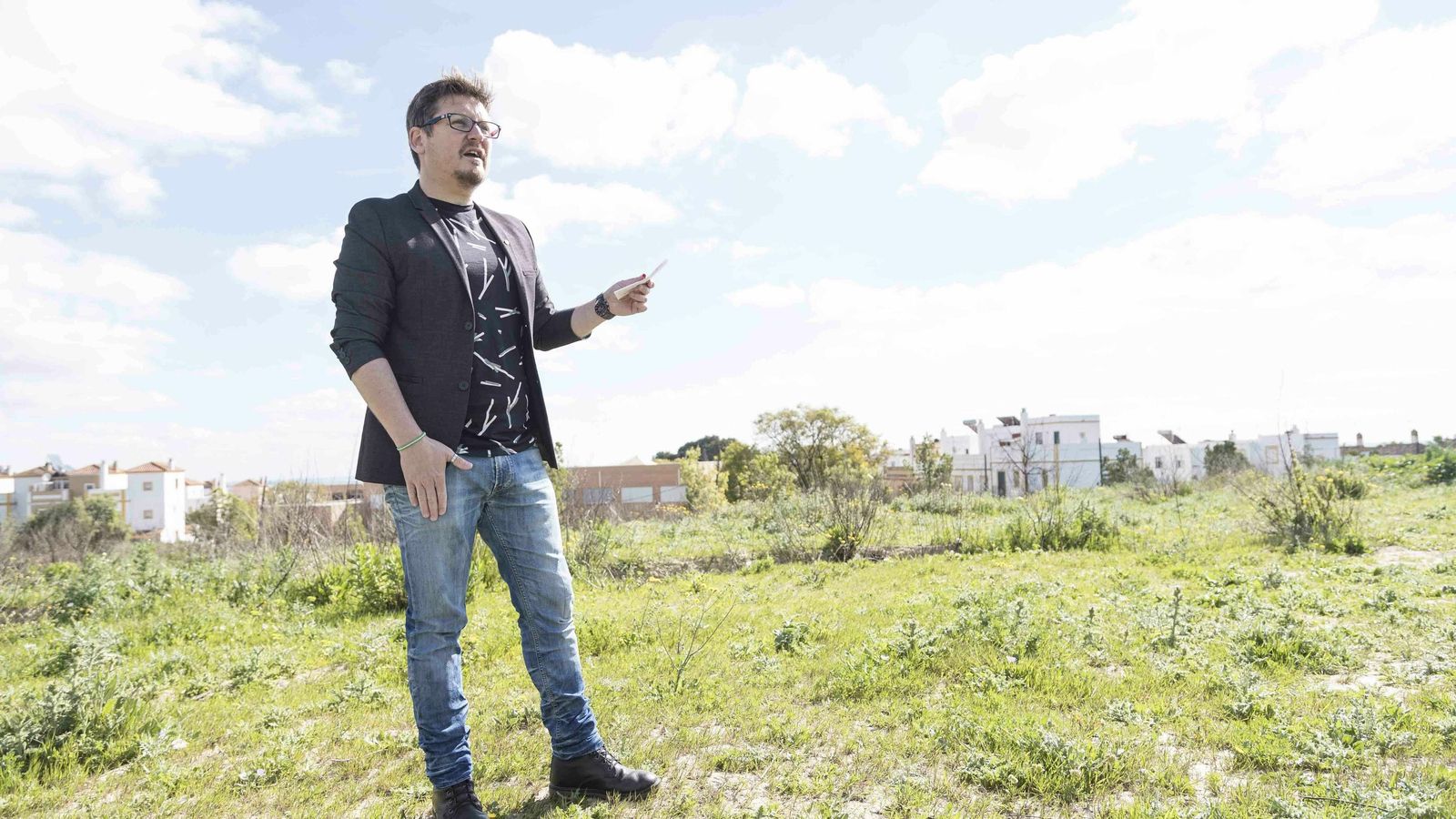 El alcalde de Castilleja de Guzmán, Tasio Oliver, sobre el montículo del dolmen, que se tapó para preservarlo.