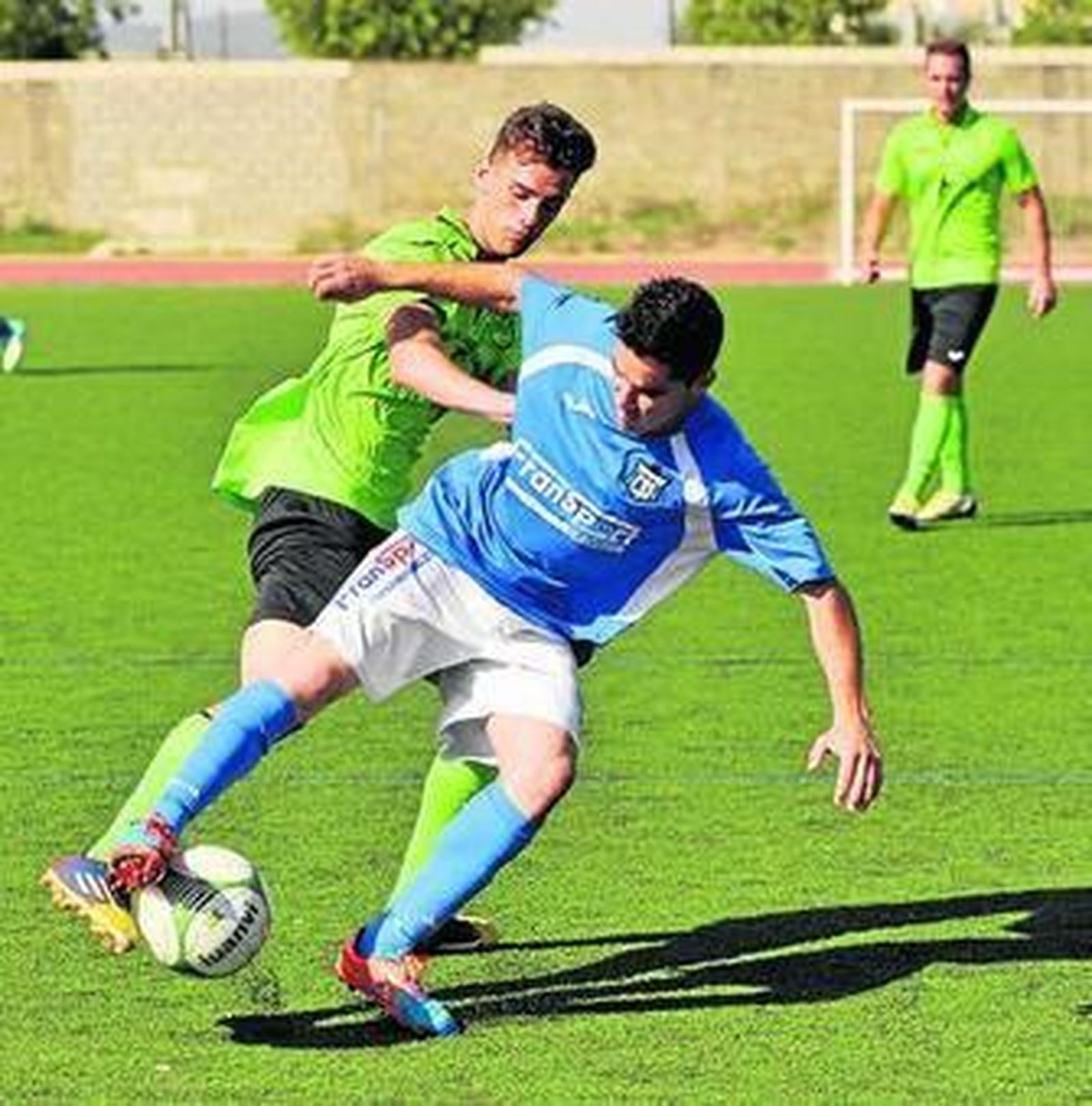 El visitante Iván parece empujar al local Nene en una pugna.