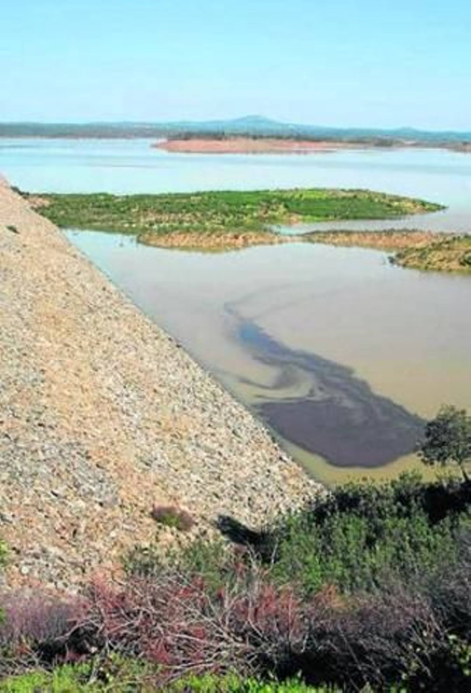 De la Presa del Andévalo salen tres tomas para riego.