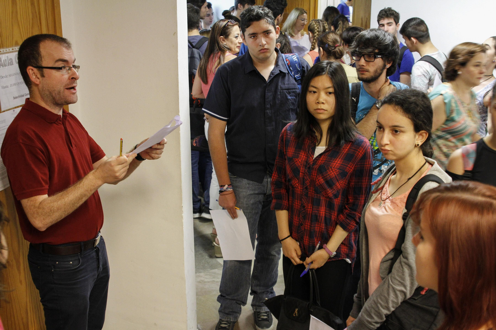 Imagen de archivo de un llamamiento antes de entrar en un aula para hacer un examen de Selectividad.