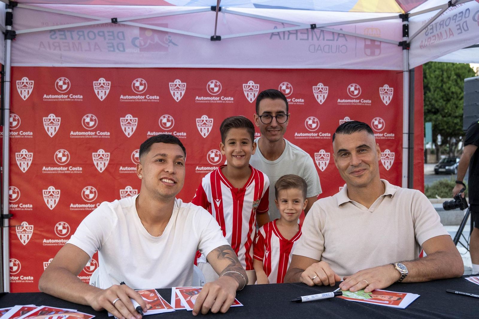 Los jugadores de la UDA Thalys y Andrés firman autógrafos