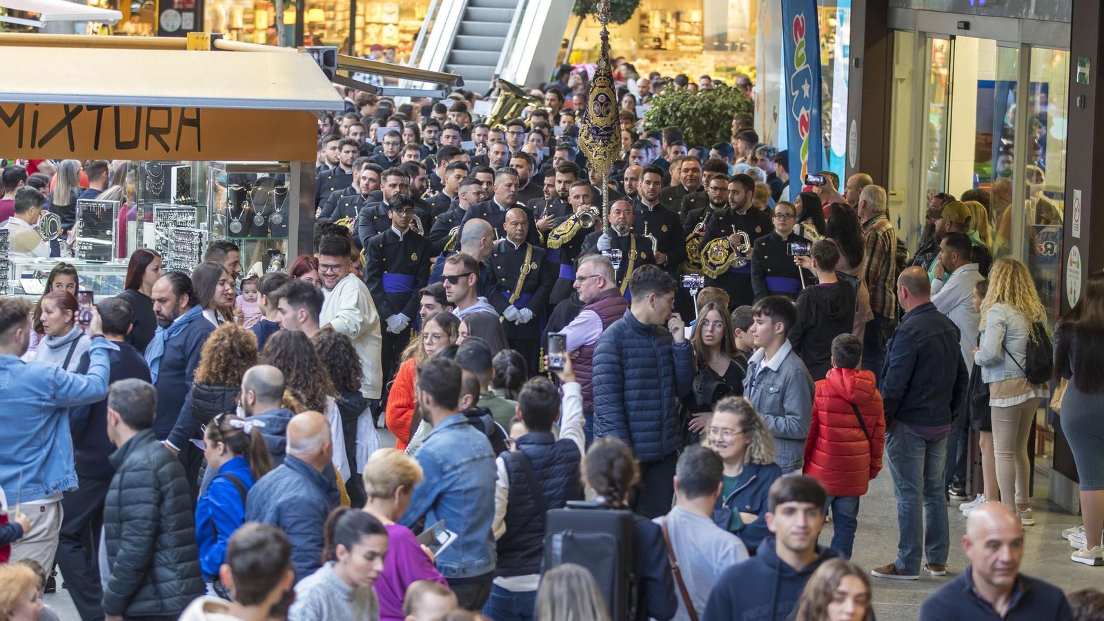 Anterior edición del Certamen de Música Cofrade en el Centro Comercial Holea de Huelva.