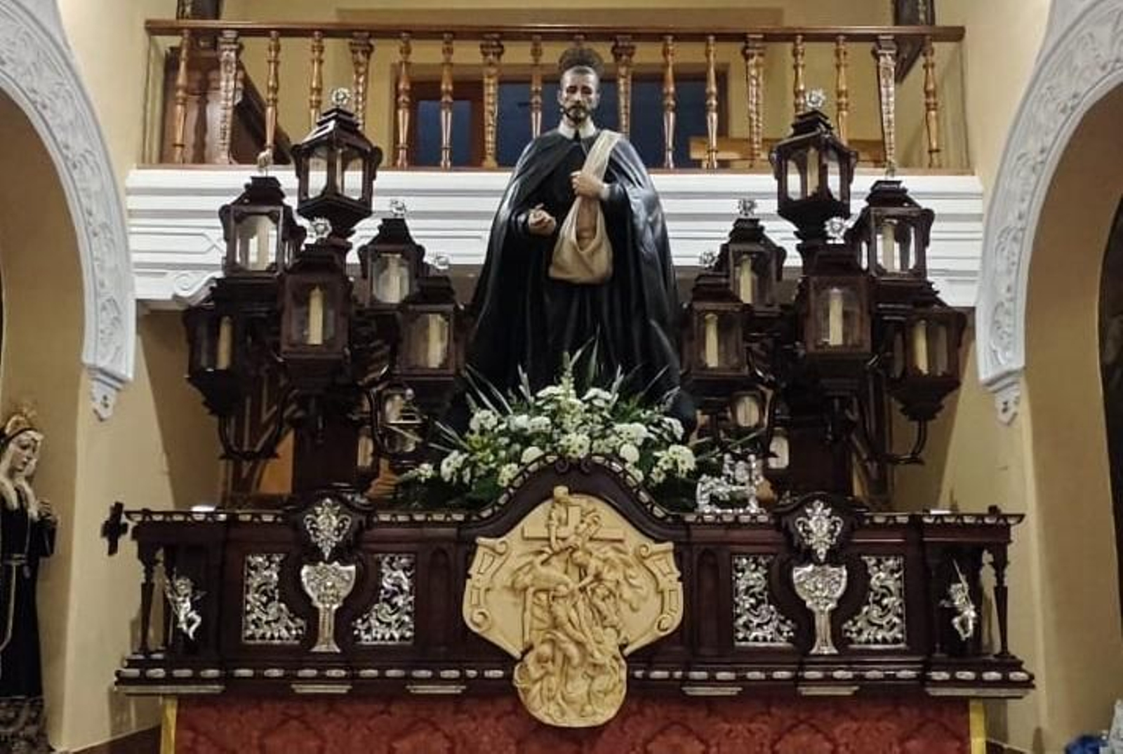 El Padre Cristóbal de Santa Catalina, en el paso procesional con los nuevos faroles.