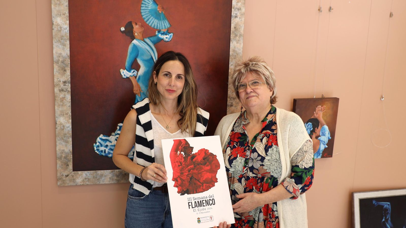 La concejala Elena Gómez con la artista Carmen Luna.