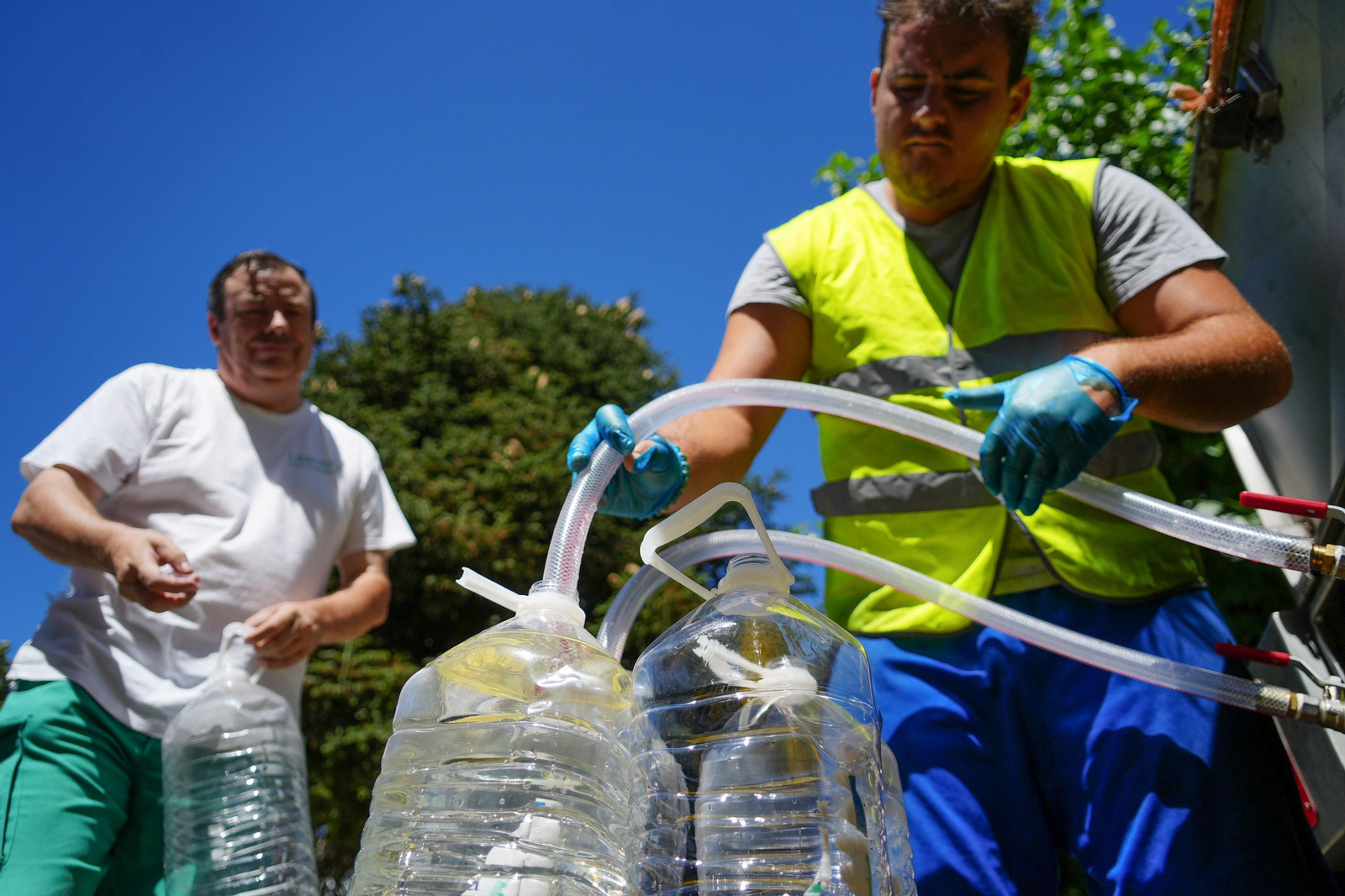 Colas en el reparto de agua potable en Los Pedroches, en imágenes