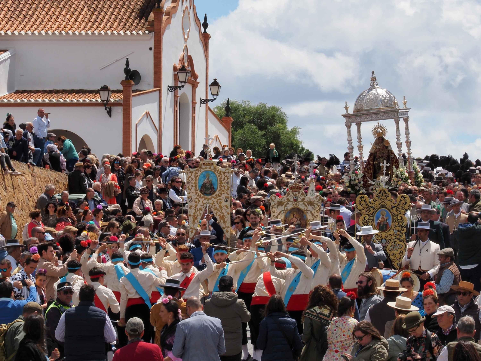 No te pierdas las espectaculares fotografías de la Romería de la Peña, en Puebla de Guzmán