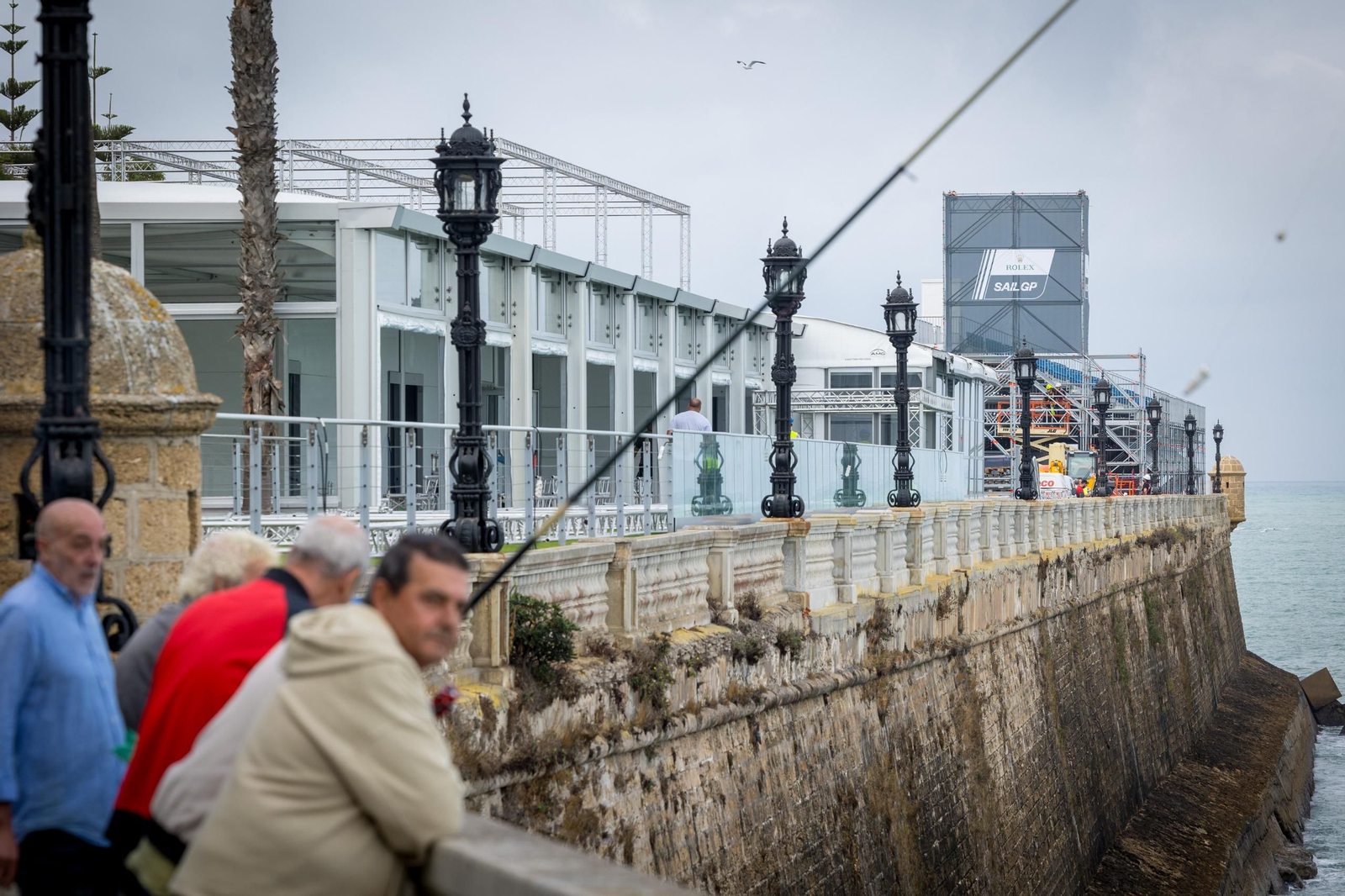 Preparativos para la Sail GP en el paseo de Santa Bárbara.